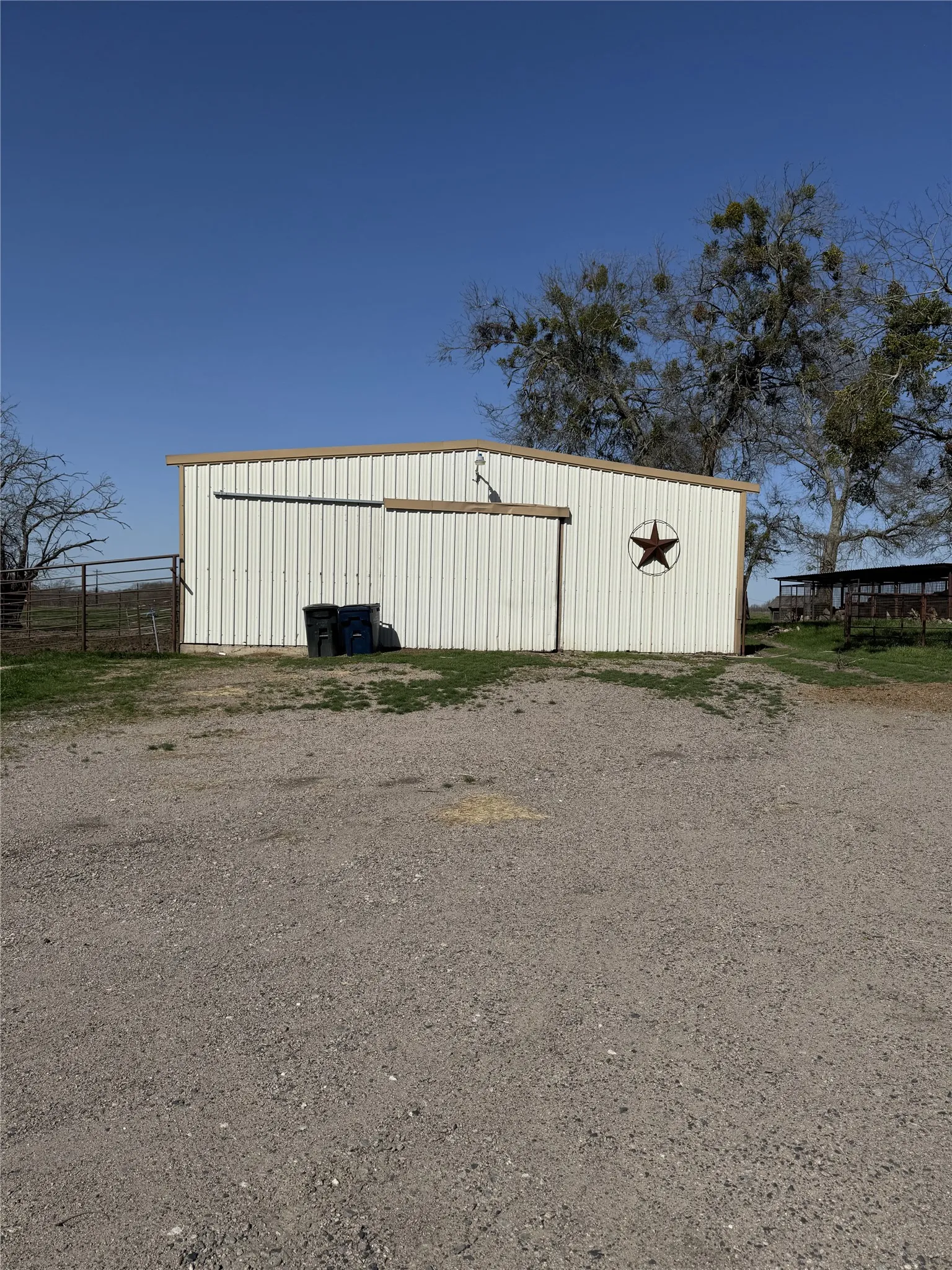 Single Family Residence For Sale in Grayson County , 655 Loftice Road, Gunter, Texas 75058, 3 Bedrooms, 4 Bathrooms, 3 Garage spaces, 3,126 Sqft, built in 2001, Price $5,000,000, mls#21258892, Real Estate Agent in Gunter, Homes For Sale in Grayson county, Homes For Sale in Gunter, Realtor in Gunter Texas, Real Estate Brokerage Independent Realty Texas, Luminita Cordes Realtor
