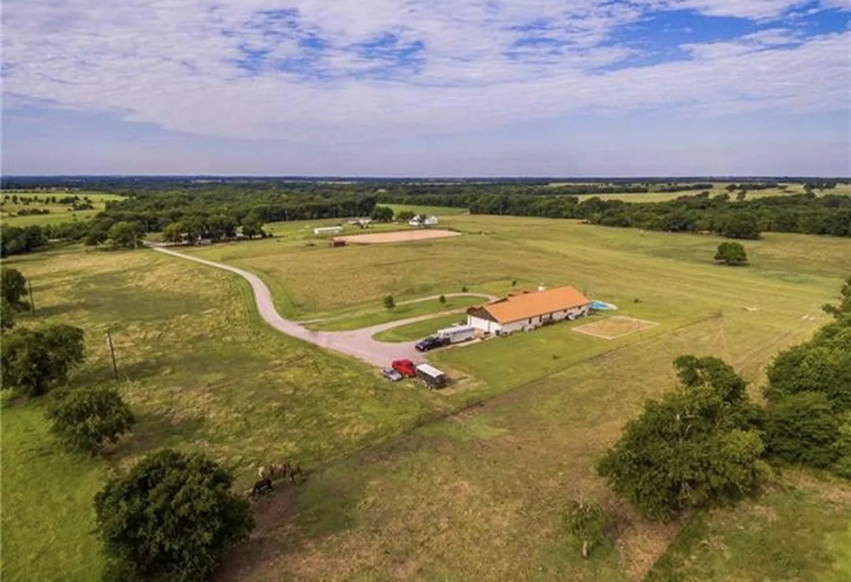 Single Family Residence For Sale in Grayson County , 655 Loftice Road, Gunter, Texas 75058, 3 Bedrooms, 4 Bathrooms, 3 Garage spaces, 3,126 Sqft, built in 2001, Price $5,000,000, mls#21258892, Real Estate Agent in Gunter, Homes For Sale in Grayson county, Homes For Sale in Gunter, Realtor in Gunter Texas, Real Estate Brokerage Independent Realty Texas, Luminita Cordes Realtor