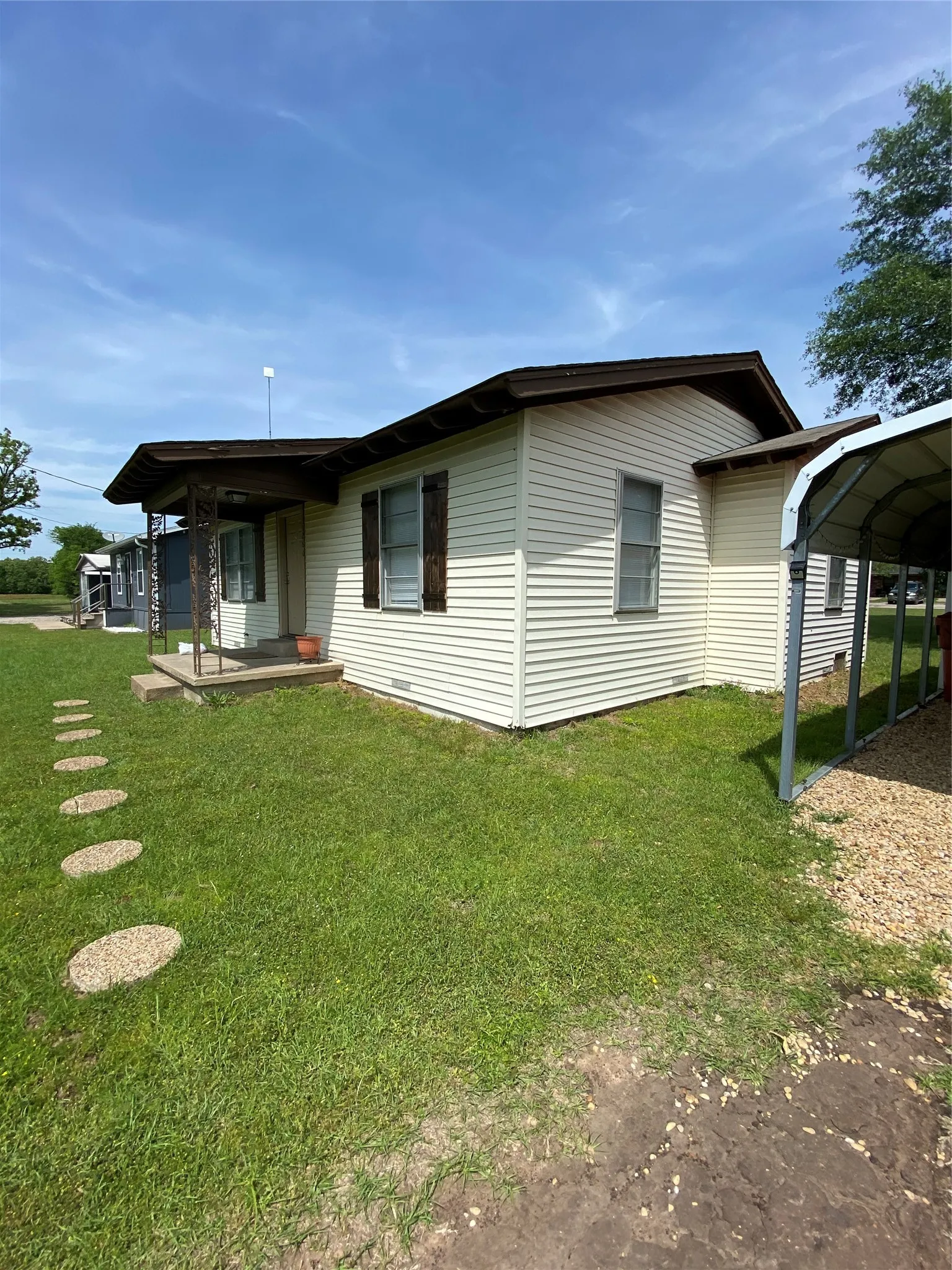 Single Family Residence For Rent in Van Zandt County , 1260 Vz County Road 1810, Grand Saline, Texas 75140, 2 Bedroom, 1 Bathroom, Garage spaces, 864 Sqft, built in 1961, Preowned, mls#21259362, Real Estate Agent in Grand Saline, Homes For Rent in Van Zandt county, Homes For Rent in Grand Saline, Realtor in Grand Saline Texas, Real Estate Brokerage Independent Realty Texas, Luminita Cordes Realtor