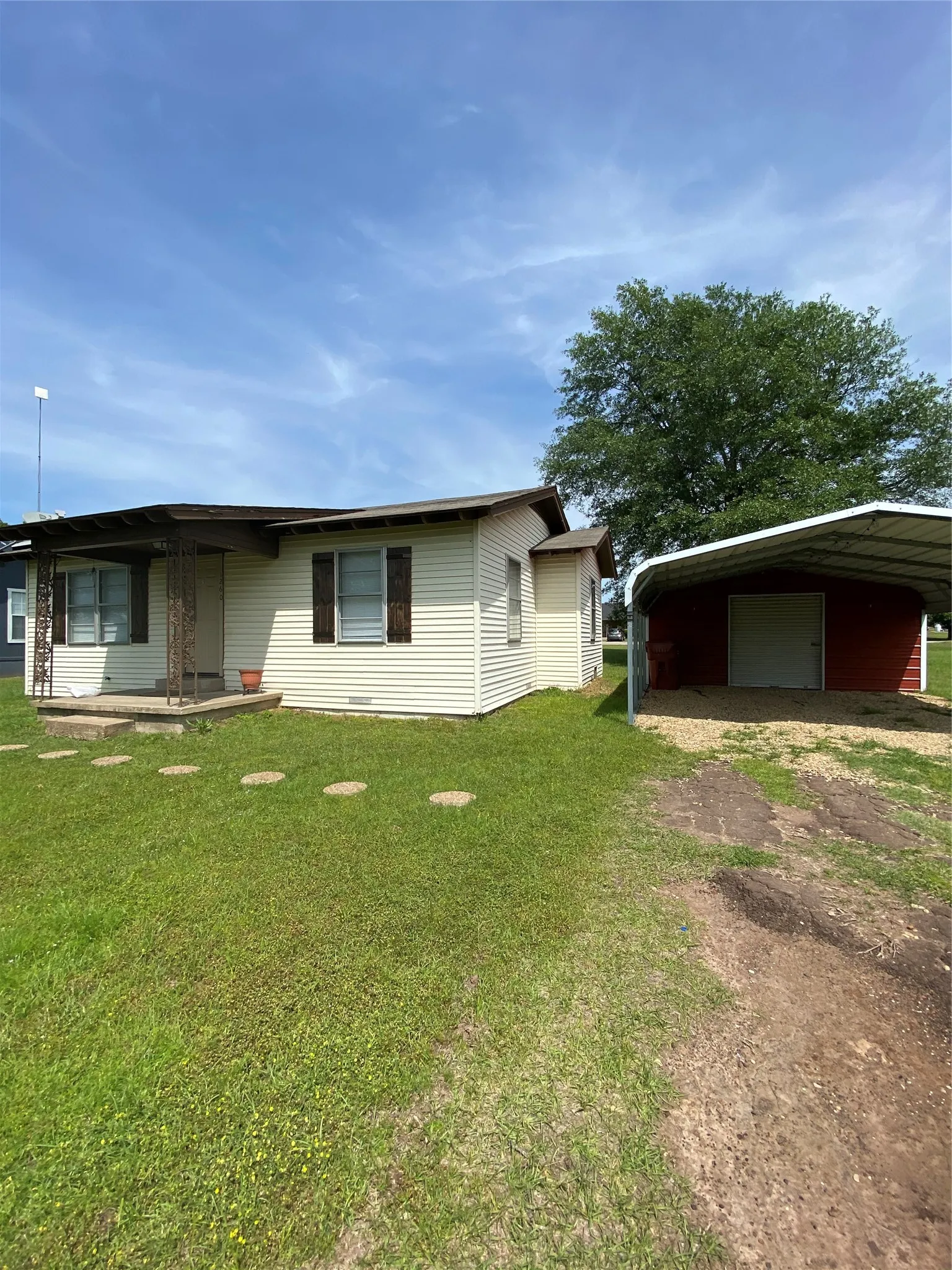Single Family Residence For Rent in Van Zandt County , 1260 Vz County Road 1810, Grand Saline, Texas 75140, 2 Bedroom, 1 Bathroom, Garage spaces, 864 Sqft, built in 1961, Preowned, mls#21259362, Real Estate Agent in Grand Saline, Homes For Rent in Van Zandt county, Homes For Rent in Grand Saline, Realtor in Grand Saline Texas, Real Estate Brokerage Independent Realty Texas, Luminita Cordes Realtor