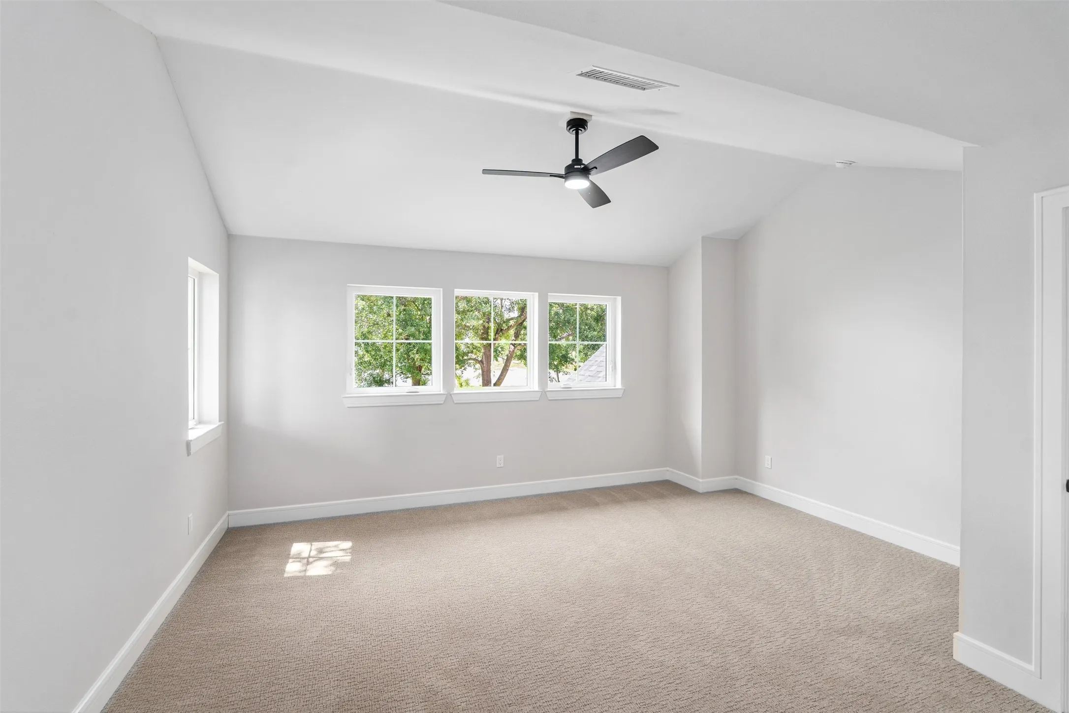Single Family Residence For Sale in Kaufman County , 1524 Shoreline Drive, Mabank, Texas 75143, 4 Bedroom, 4 Bathroom, 2 Garage spaces, 3,756 Sqft, built in 2024, New Construction - Complete, mls#21255427, Real Estate Agent in Mabank, Homes For Sale in Kaufman county, Homes For Sale in Mabank, Realtor in Mabank Texas, Real Estate Brokerage Independent Realty Texas, Luminita Cordes Realtor