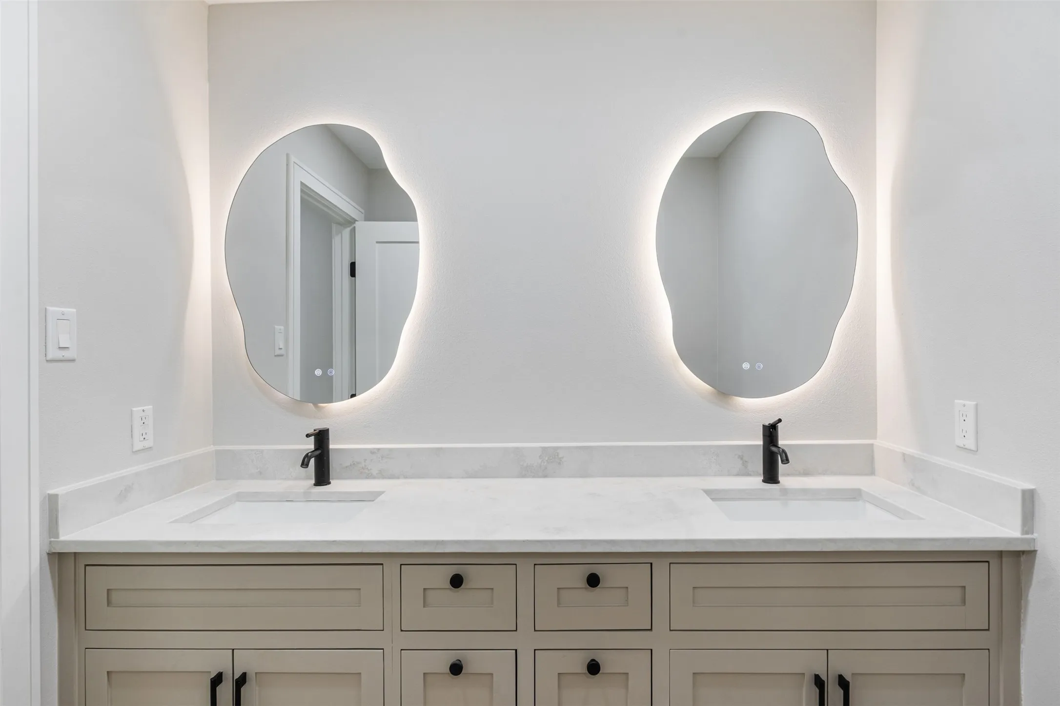 Single Family Residence For Sale in Kaufman County , 1524 Shoreline Drive, Mabank, Texas 75143, 4 Bedroom, 4 Bathroom, 2 Garage spaces, 3,756 Sqft, built in 2024, New Construction - Complete, mls#21255427, Real Estate Agent in Mabank, Homes For Sale in Kaufman county, Homes For Sale in Mabank, Realtor in Mabank Texas, Real Estate Brokerage Independent Realty Texas, Luminita Cordes Realtor