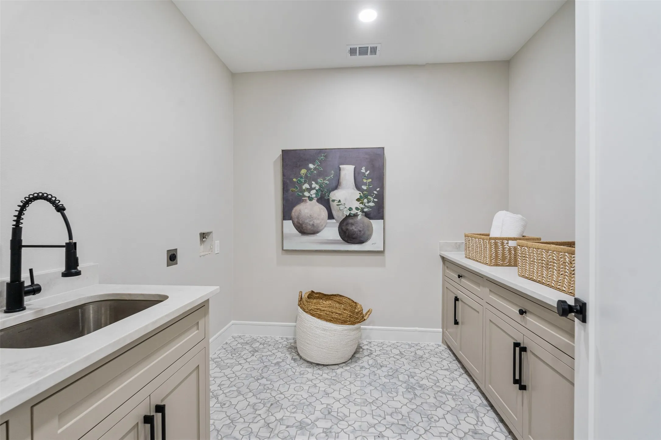 Single Family Residence For Sale in Kaufman County , 1524 Shoreline Drive, Mabank, Texas 75143, 4 Bedroom, 4 Bathroom, 2 Garage spaces, 3,756 Sqft, built in 2024, New Construction - Complete, mls#21255427, Real Estate Agent in Mabank, Homes For Sale in Kaufman county, Homes For Sale in Mabank, Realtor in Mabank Texas, Real Estate Brokerage Independent Realty Texas, Luminita Cordes Realtor