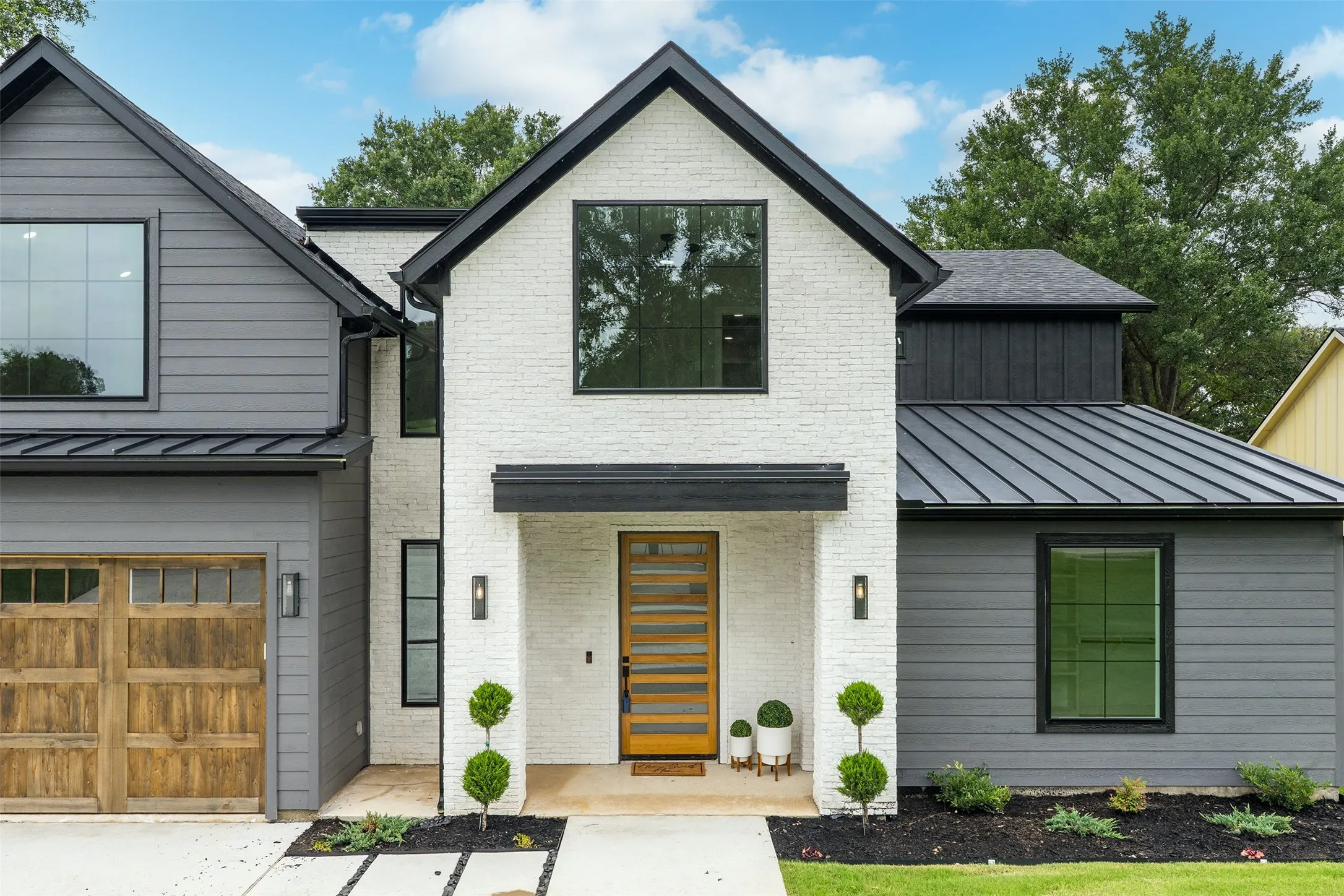 Single Family Residence For Sale in Kaufman County , 1524 Shoreline Drive, Mabank, Texas 75143, 4 Bedroom, 4 Bathroom, 2 Garage spaces, 3,756 Sqft, built in 2024, New Construction - Complete, mls#21255427, Real Estate Agent in Mabank, Homes For Sale in Kaufman county, Homes For Sale in Mabank, Realtor in Mabank Texas, Real Estate Brokerage Independent Realty Texas, Luminita Cordes Realtor