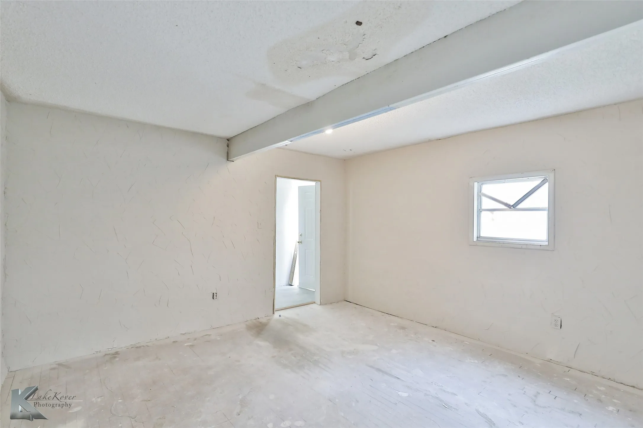 Single Family Residence For Sale in Taylor County , 177 Maxwell Drive, Abilene, Texas 79602, 3 Bedrooms, 1 Bathroom, Garage spaces, 1,050 Sqft, built in 1952, Preowned, Price $58,000, mls#21259424, Real Estate Agent in Abilene, Homes For Sale in Taylor county, Homes For Sale in Abilene, Realtor in Abilene Texas, Real Estate Brokerage Independent Realty Texas, Luminita Cordes Realtor
