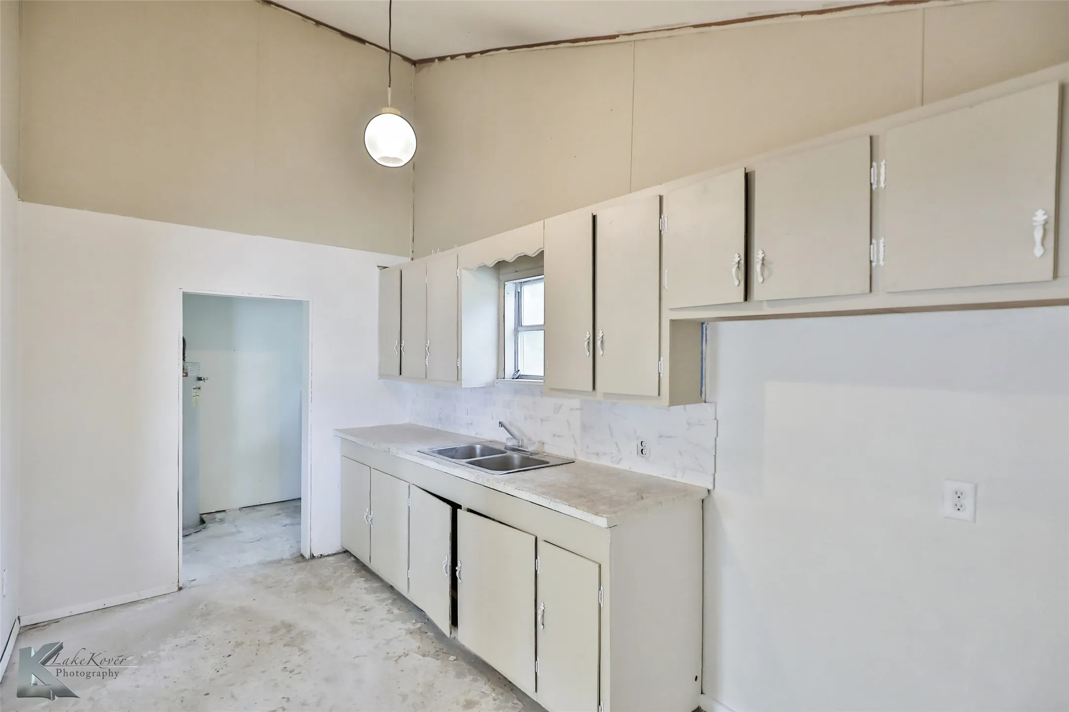 Single Family Residence For Sale in Taylor County , 177 Maxwell Drive, Abilene, Texas 79602, 3 Bedrooms, 1 Bathroom, Garage spaces, 1,050 Sqft, built in 1952, Preowned, Price $58,000, mls#21259424, Real Estate Agent in Abilene, Homes For Sale in Taylor county, Homes For Sale in Abilene, Realtor in Abilene Texas, Real Estate Brokerage Independent Realty Texas, Luminita Cordes Realtor