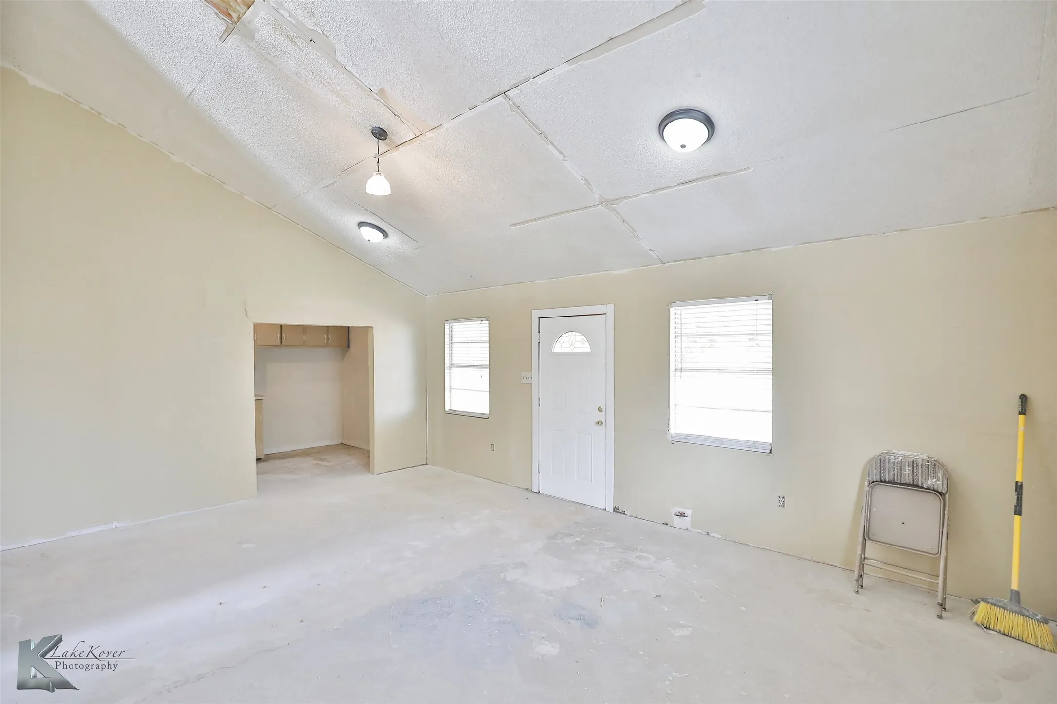 Single Family Residence For Sale in Taylor County , 177 Maxwell Drive, Abilene, Texas 79602, 3 Bedrooms, 1 Bathroom, Garage spaces, 1,050 Sqft, built in 1952, Preowned, Price $58,000, mls#21259424, Real Estate Agent in Abilene, Homes For Sale in Taylor county, Homes For Sale in Abilene, Realtor in Abilene Texas, Real Estate Brokerage Independent Realty Texas, Luminita Cordes Realtor