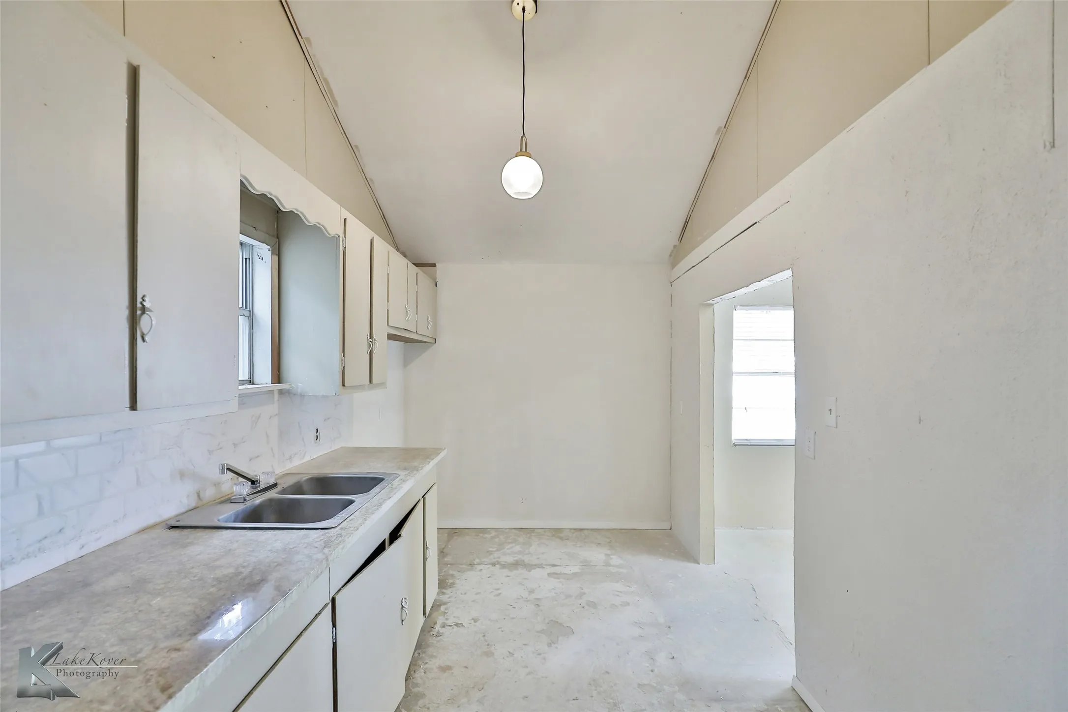 Single Family Residence For Sale in Taylor County , 177 Maxwell Drive, Abilene, Texas 79602, 3 Bedrooms, 1 Bathroom, Garage spaces, 1,050 Sqft, built in 1952, Preowned, Price $58,000, mls#21259424, Real Estate Agent in Abilene, Homes For Sale in Taylor county, Homes For Sale in Abilene, Realtor in Abilene Texas, Real Estate Brokerage Independent Realty Texas, Luminita Cordes Realtor