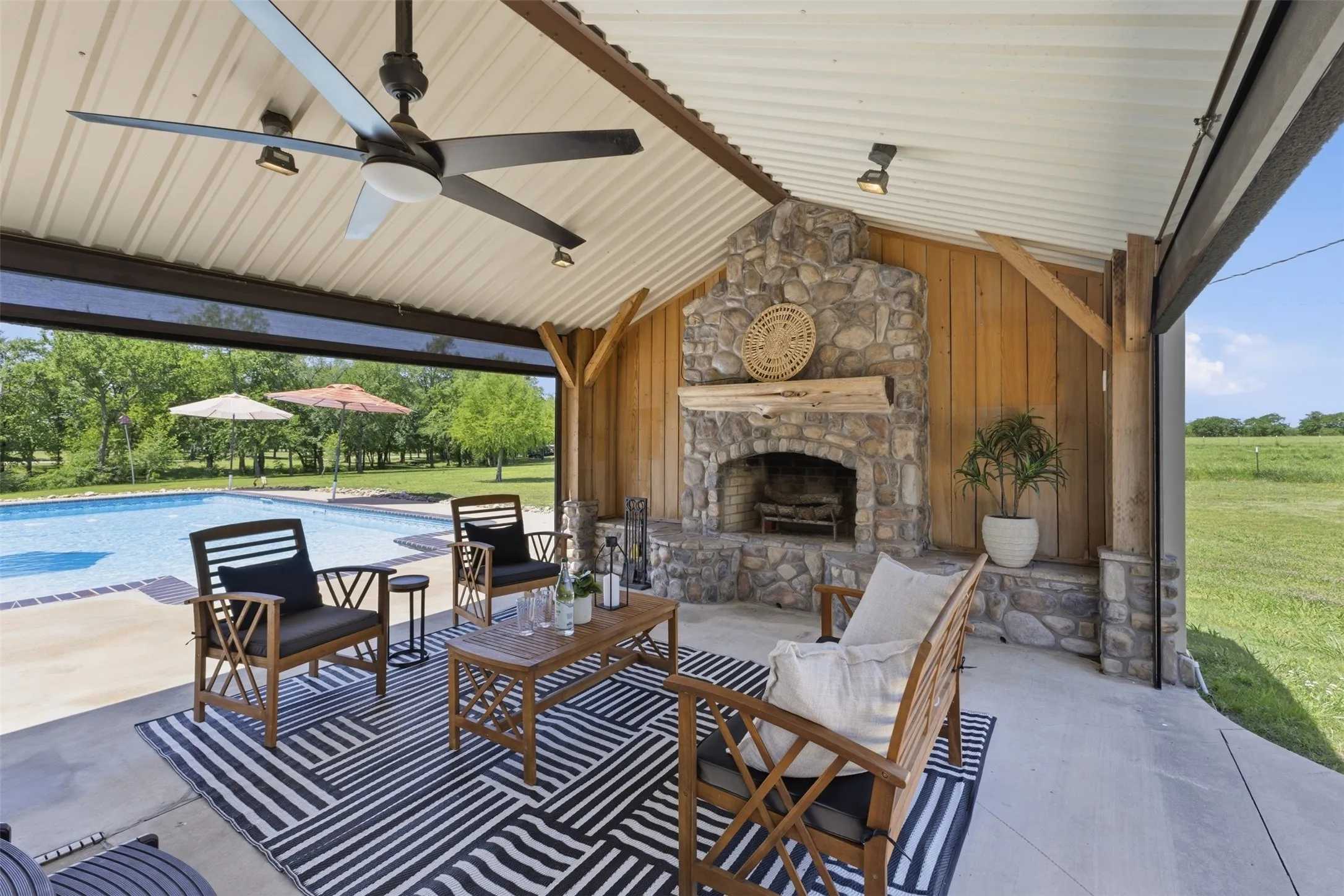 Farm For Sale in Franklin (TX) County , 1676 NW County Road 1030, Mount Vernon, Texas 75457, 3 Bedroom, 3 Bathroom, Garage spaces, 2,300 Sqft, built in 2006, mls#21228906, Real Estate Agent in Mount Vernon, Homes For Sale in Franklin (TX) county, Homes For Sale in Mount Vernon, Realtor in Mount Vernon Texas, Real Estate Brokerage Independent Realty Texas, Luminita Cordes Realtor