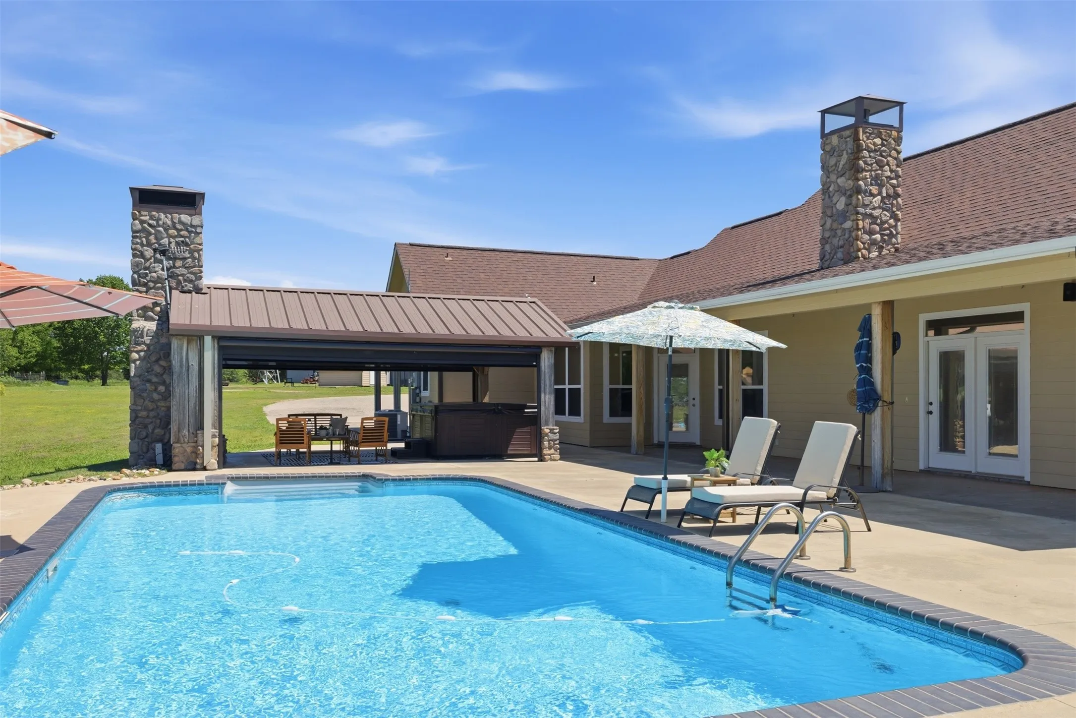Farm For Sale in Franklin (TX) County , 1676 NW County Road 1030, Mount Vernon, Texas 75457, 3 Bedroom, 3 Bathroom, Garage spaces, 2,300 Sqft, built in 2006, mls#21228906, Real Estate Agent in Mount Vernon, Homes For Sale in Franklin (TX) county, Homes For Sale in Mount Vernon, Realtor in Mount Vernon Texas, Real Estate Brokerage Independent Realty Texas, Luminita Cordes Realtor
