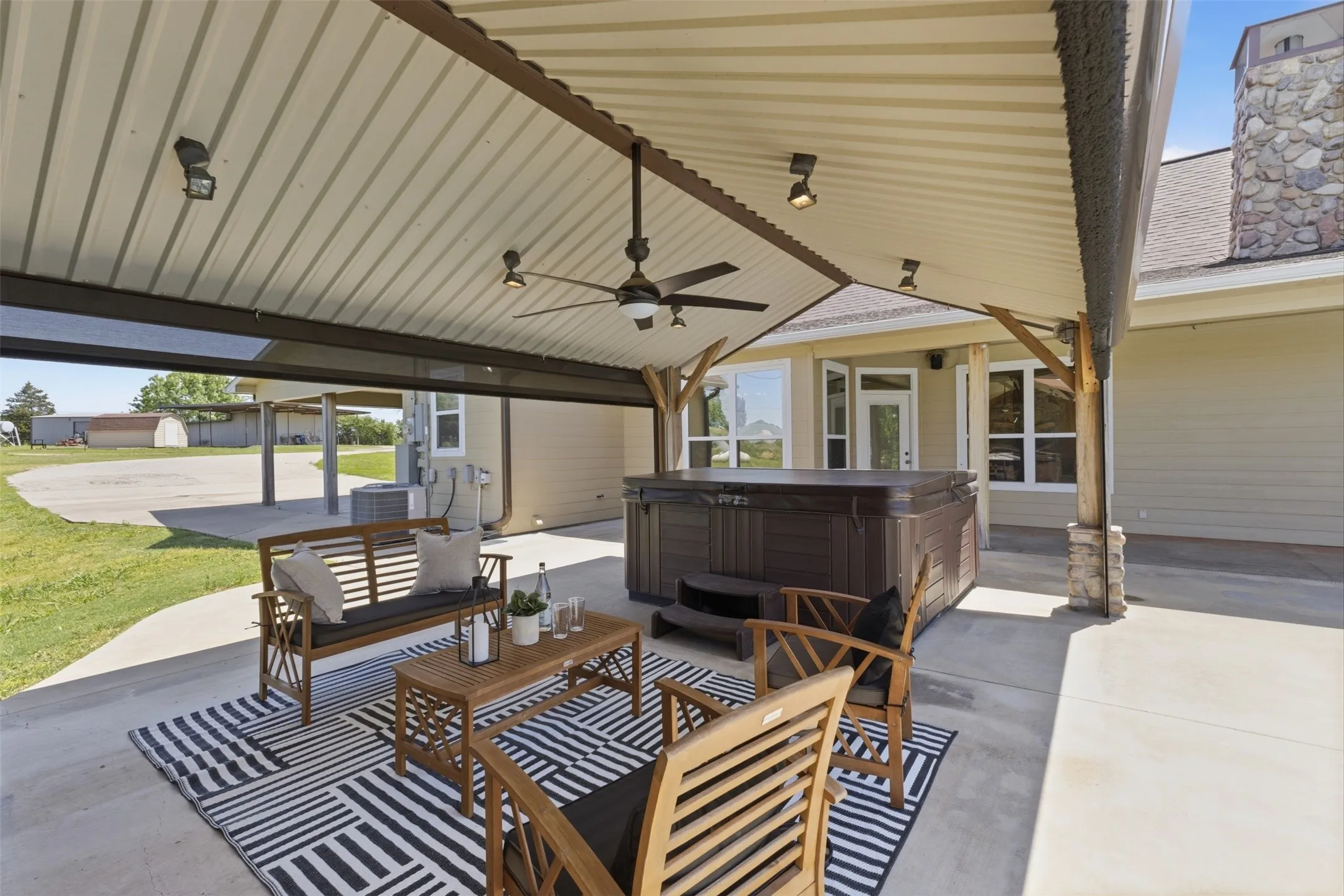 Farm For Sale in Franklin (TX) County , 1676 NW County Road 1030, Mount Vernon, Texas 75457, 3 Bedroom, 3 Bathroom, Garage spaces, 2,300 Sqft, built in 2006, mls#21228906, Real Estate Agent in Mount Vernon, Homes For Sale in Franklin (TX) county, Homes For Sale in Mount Vernon, Realtor in Mount Vernon Texas, Real Estate Brokerage Independent Realty Texas, Luminita Cordes Realtor