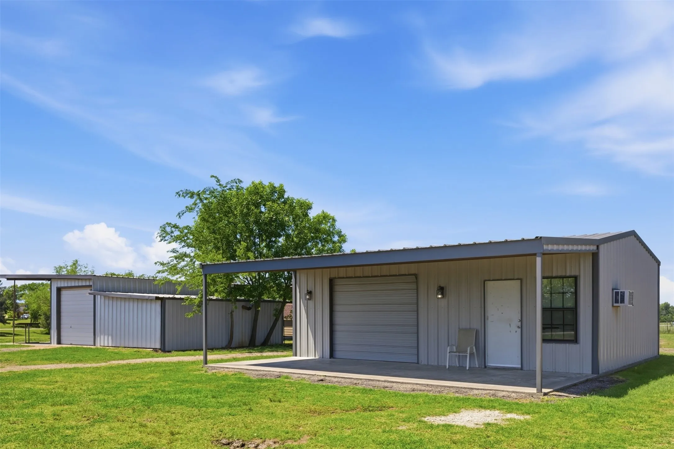 Farm For Sale in Franklin (TX) County , 1676 NW County Road 1030, Mount Vernon, Texas 75457, 3 Bedroom, 3 Bathroom, Garage spaces, 2,300 Sqft, built in 2006, mls#21228906, Real Estate Agent in Mount Vernon, Homes For Sale in Franklin (TX) county, Homes For Sale in Mount Vernon, Realtor in Mount Vernon Texas, Real Estate Brokerage Independent Realty Texas, Luminita Cordes Realtor