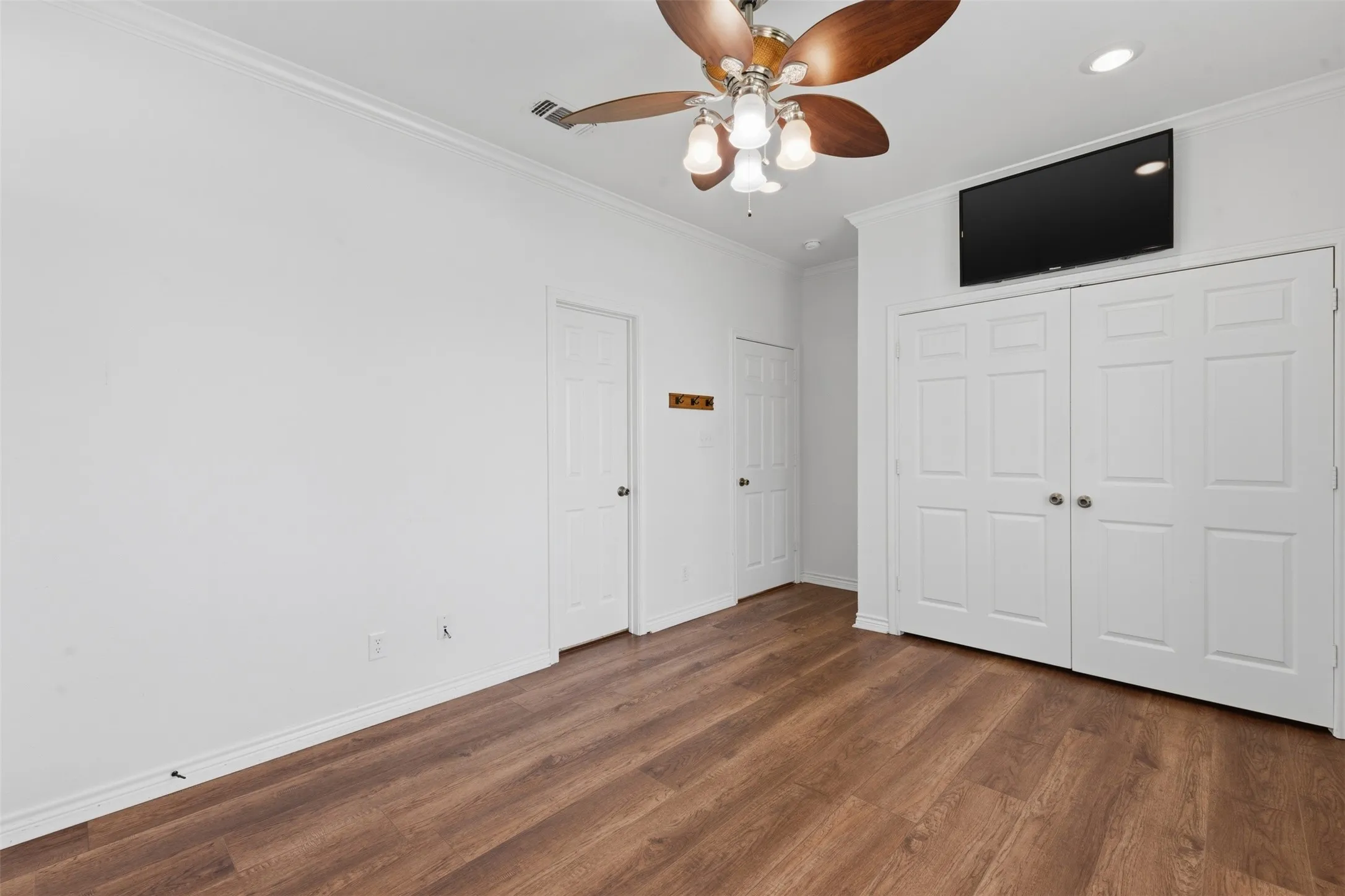 Farm For Sale in Franklin (TX) County , 1676 NW County Road 1030, Mount Vernon, Texas 75457, 3 Bedroom, 3 Bathroom, Garage spaces, 2,300 Sqft, built in 2006, mls#21228906, Real Estate Agent in Mount Vernon, Homes For Sale in Franklin (TX) county, Homes For Sale in Mount Vernon, Realtor in Mount Vernon Texas, Real Estate Brokerage Independent Realty Texas, Luminita Cordes Realtor