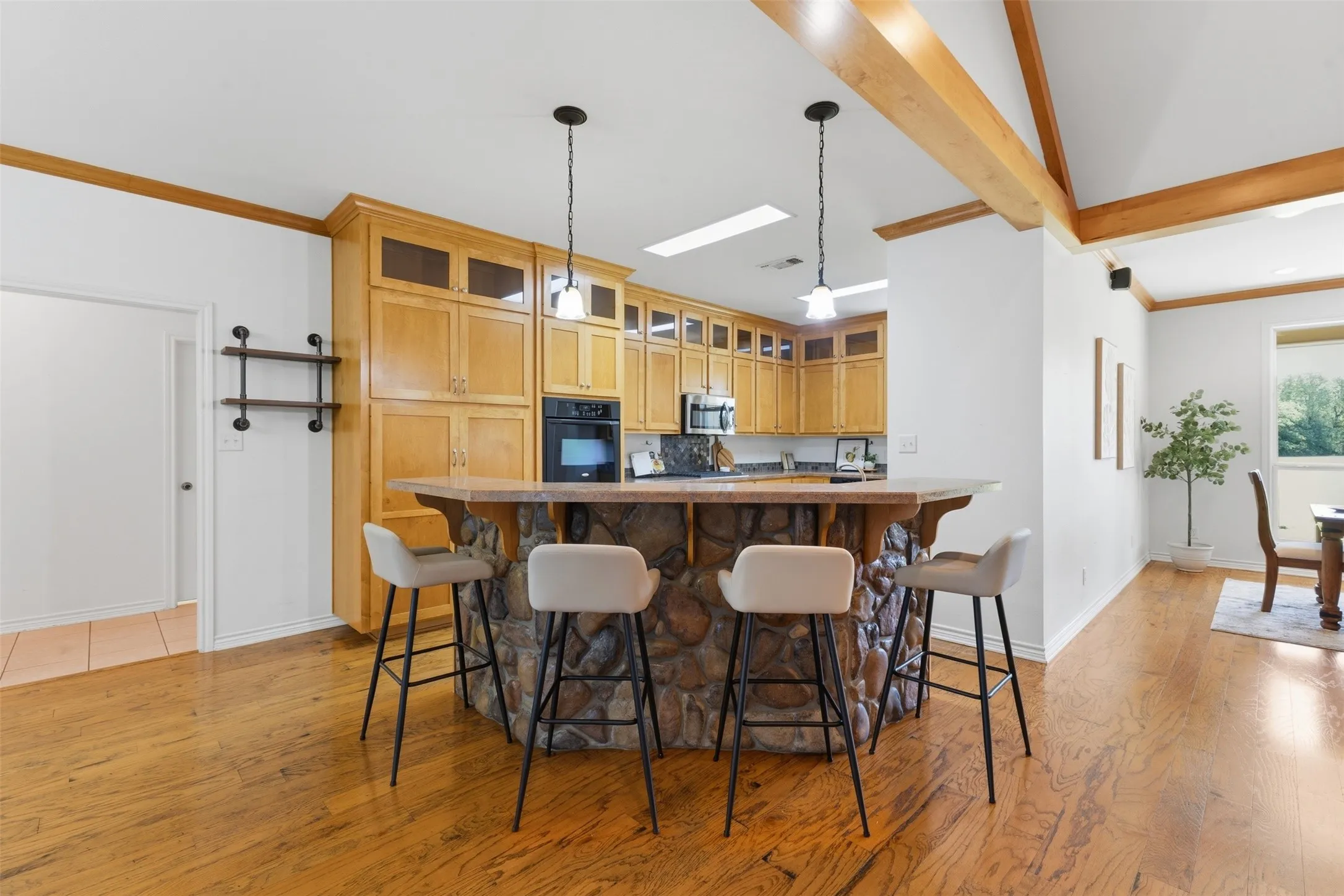 Farm For Sale in Franklin (TX) County , 1676 NW County Road 1030, Mount Vernon, Texas 75457, 3 Bedroom, 3 Bathroom, Garage spaces, 2,300 Sqft, built in 2006, mls#21228906, Real Estate Agent in Mount Vernon, Homes For Sale in Franklin (TX) county, Homes For Sale in Mount Vernon, Realtor in Mount Vernon Texas, Real Estate Brokerage Independent Realty Texas, Luminita Cordes Realtor