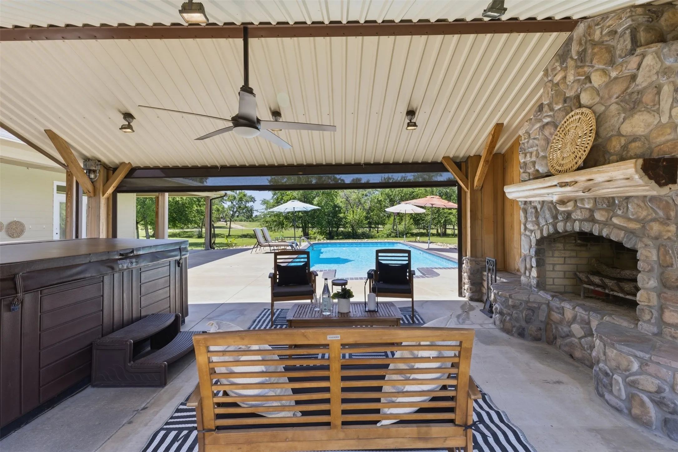 Farm For Sale in Franklin (TX) County , 1676 NW County Road 1030, Mount Vernon, Texas 75457, 3 Bedroom, 3 Bathroom, Garage spaces, 2,300 Sqft, built in 2006, mls#21228906, Real Estate Agent in Mount Vernon, Homes For Sale in Franklin (TX) county, Homes For Sale in Mount Vernon, Realtor in Mount Vernon Texas, Real Estate Brokerage Independent Realty Texas, Luminita Cordes Realtor
