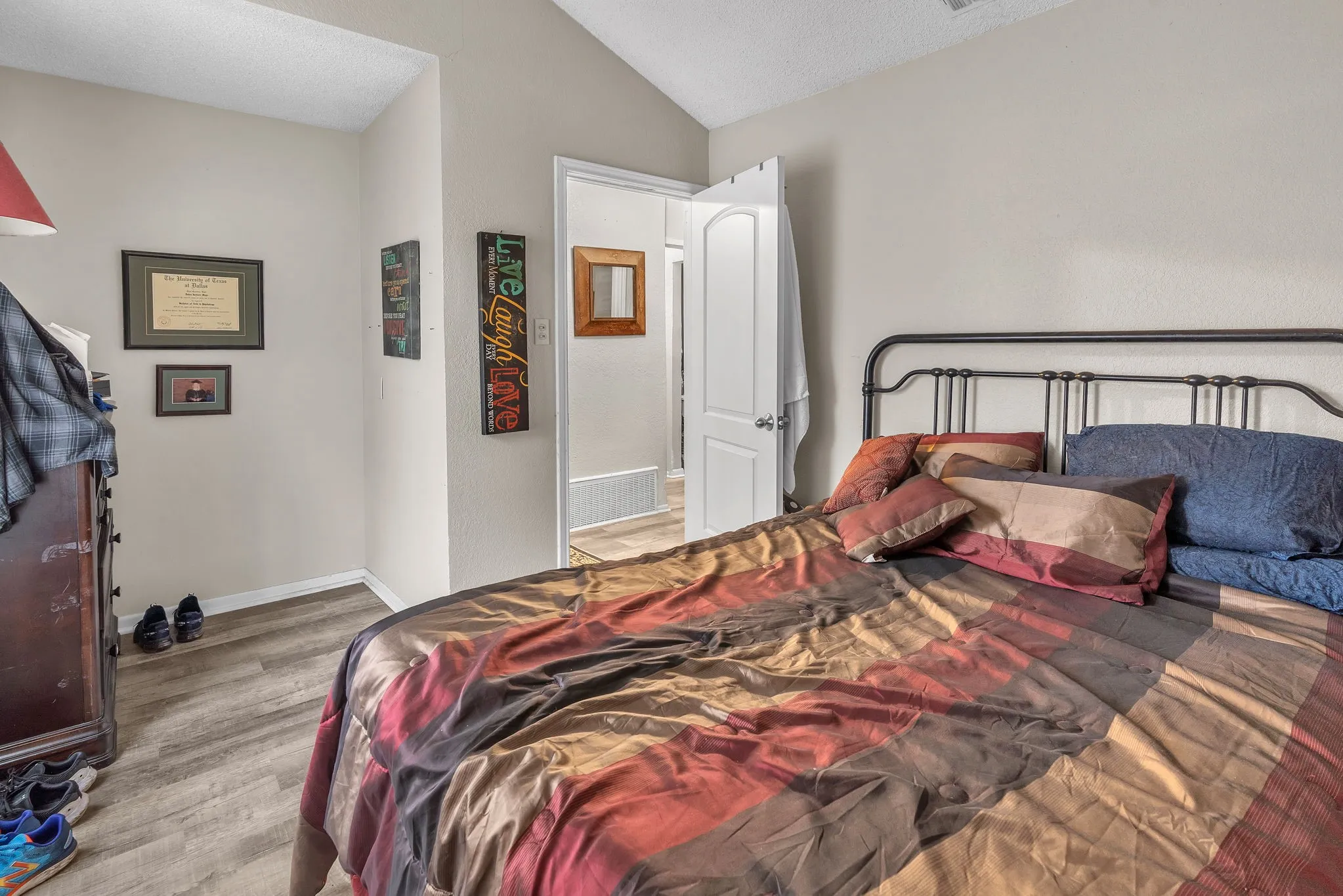 Secondary bedroom with natural light and flexible use options. Ideal for guests or office space.