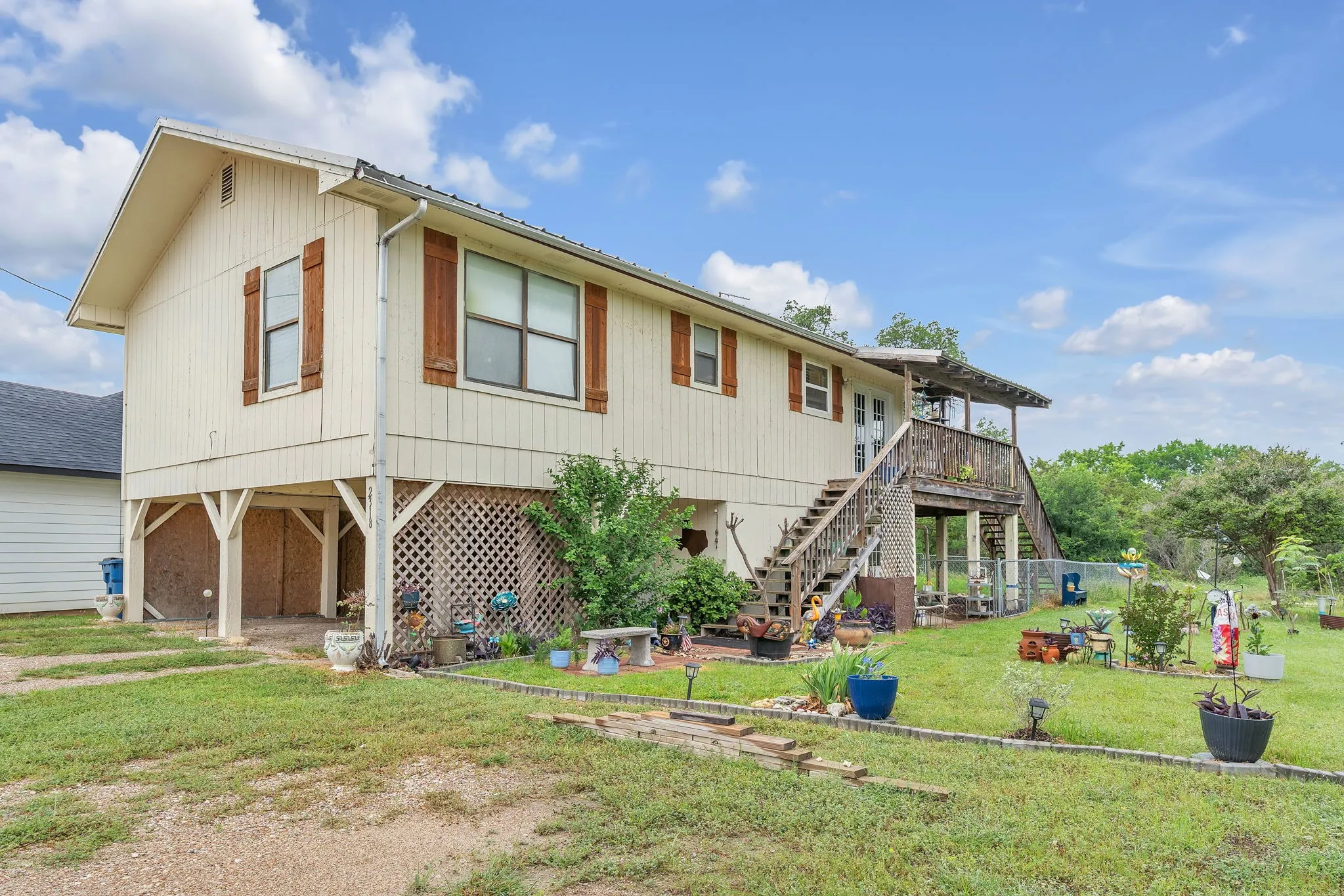 Single Family Residence For Sale in Hood County , 2318 Neches Street, Granbury, Texas 76048, 2 Bedroom, 2 Bathroom, Garage spaces, 984 Sqft, built in 1986, Preowned, mls#21258648, Real Estate Agent in Granbury, Homes For Sale in Hood county, Homes For Sale in Granbury, Realtor in Granbury Texas, Real Estate Brokerage Independent Realty Texas, Luminita Cordes Realtor