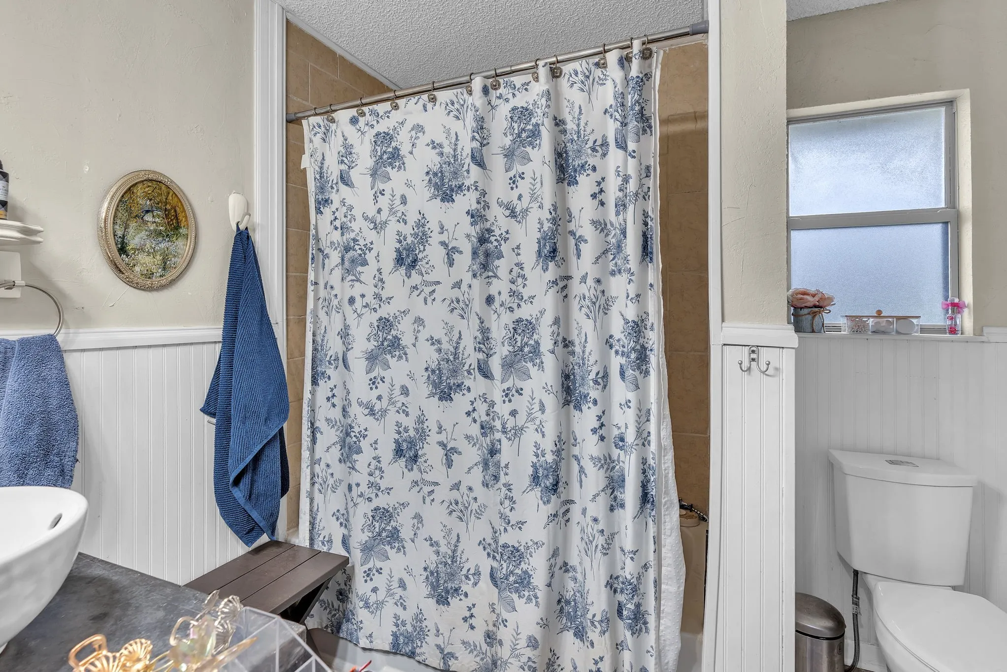 Full bathroom with functional layout and storage. Clean and practical for daily​​‌​​​​‌​​‌‌​‌‌​​​‌‌​‌​‌​‌​​​‌​​ use.
