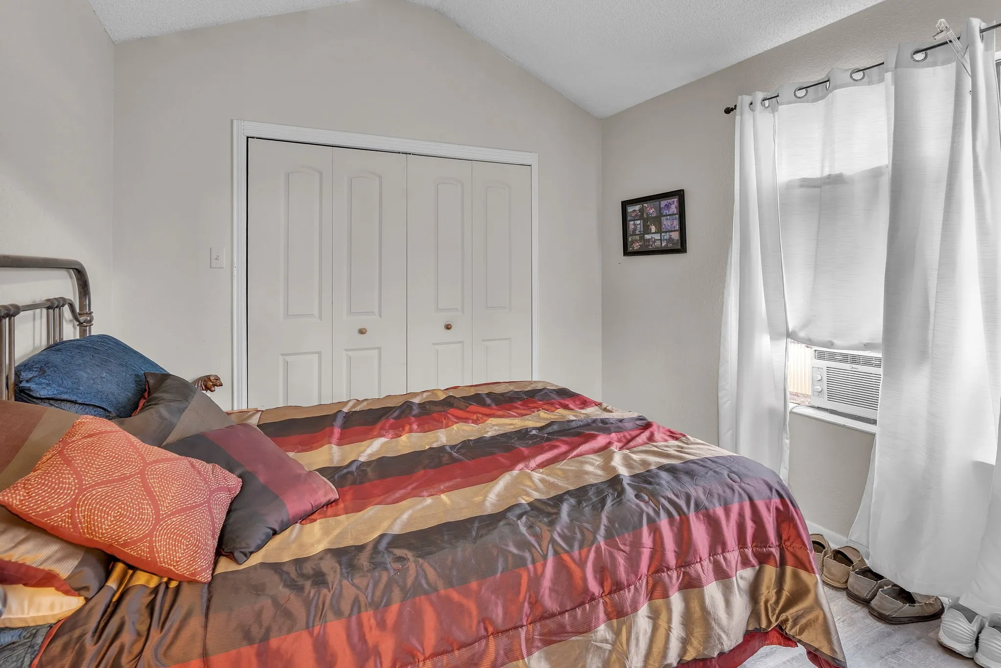 Secondary bedroom with warm tones and comfortable layout. A cozy and inviting space.
