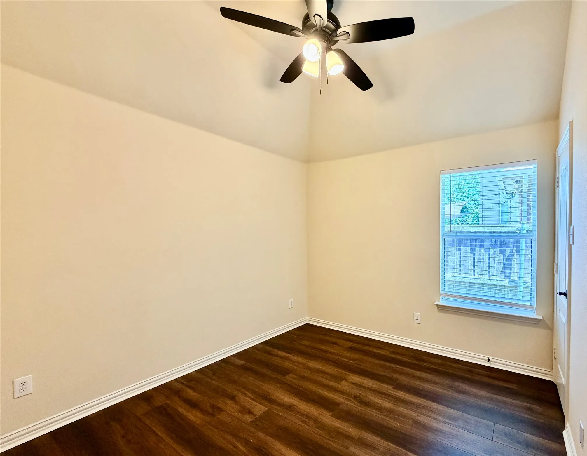 Single Family Residence For Rent in Denton County , 921 Raleigh Path Road, Denton, Texas 76208, 4 Bedroom, 2 Bathroom, 2 Garage spaces, 1,889 Sqft, built in 2006, mls#21246074, Real Estate Agent in Denton, Homes For Rent in Denton county, Homes For Rent in Denton, Realtor in Denton Texas, Real Estate Brokerage Independent Realty Texas, Luminita Cordes Realtor