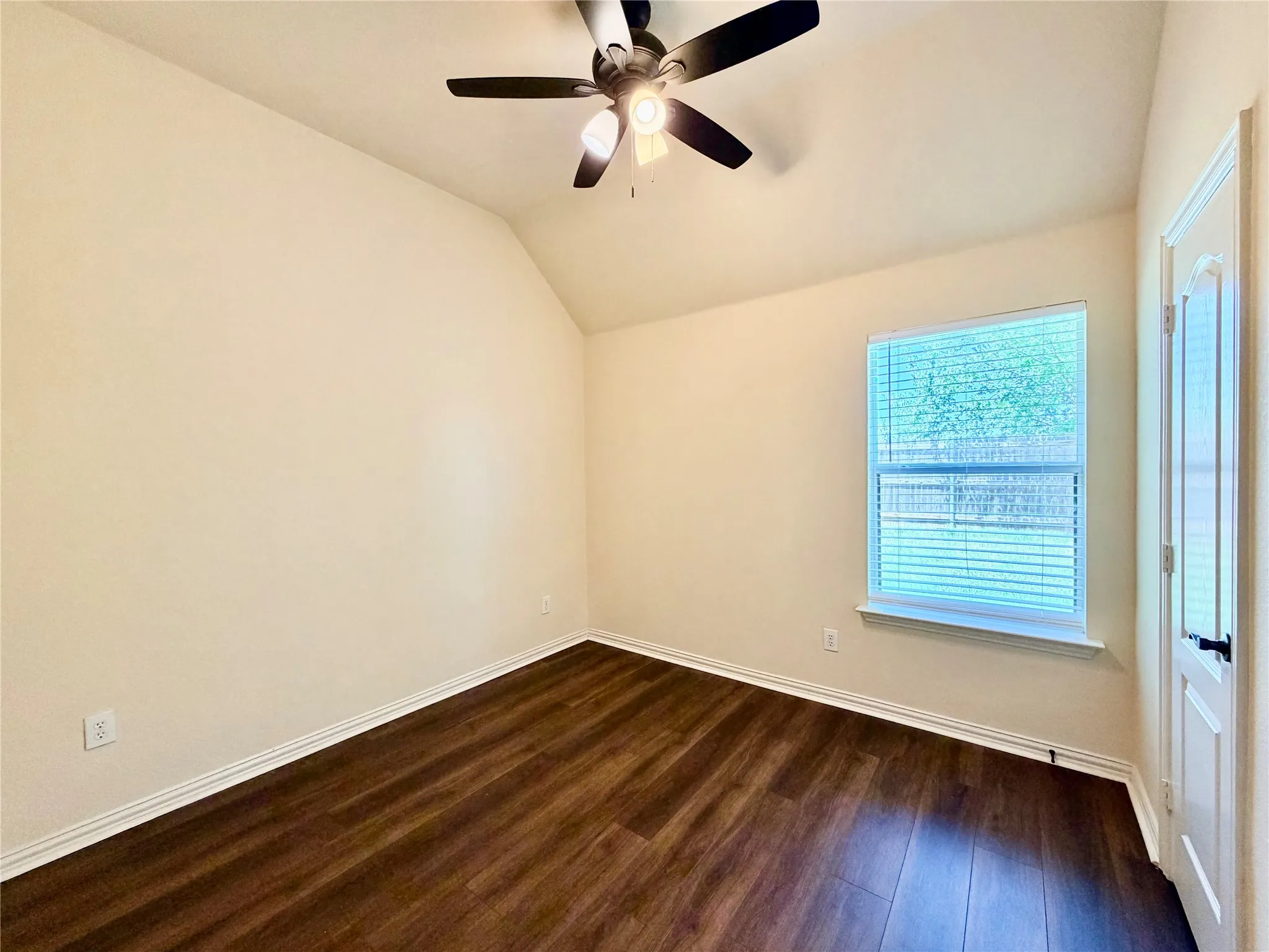 Single Family Residence For Rent in Denton County , 921 Raleigh Path Road, Denton, Texas 76208, 4 Bedroom, 2 Bathroom, 2 Garage spaces, 1,889 Sqft, built in 2006, mls#21246074, Real Estate Agent in Denton, Homes For Rent in Denton county, Homes For Rent in Denton, Realtor in Denton Texas, Real Estate Brokerage Independent Realty Texas, Luminita Cordes Realtor