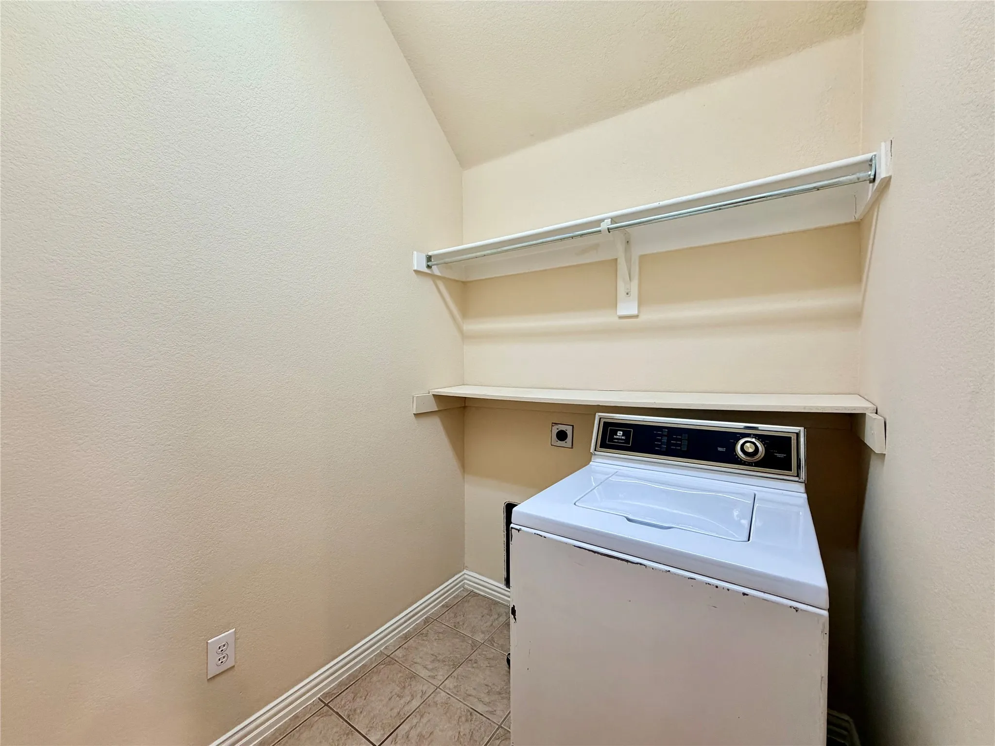 Single Family Residence For Rent in Denton County , 921 Raleigh Path Road, Denton, Texas 76208, 4 Bedroom, 2 Bathroom, 2 Garage spaces, 1,889 Sqft, built in 2006, mls#21246074, Real Estate Agent in Denton, Homes For Rent in Denton county, Homes For Rent in Denton, Realtor in Denton Texas, Real Estate Brokerage Independent Realty Texas, Luminita Cordes Realtor