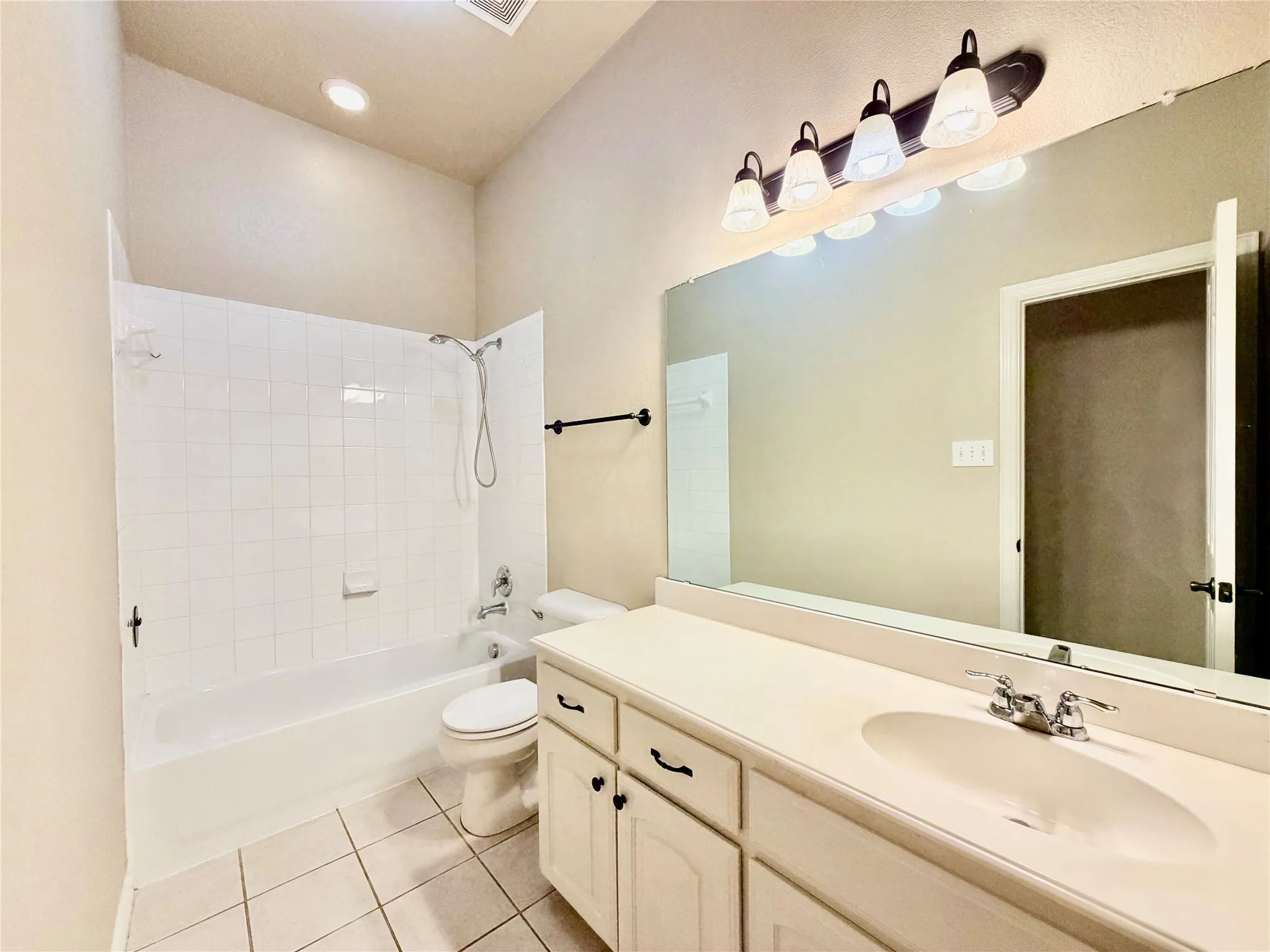 Single Family Residence For Rent in Denton County , 921 Raleigh Path Road, Denton, Texas 76208, 4 Bedroom, 2 Bathroom, 2 Garage spaces, 1,889 Sqft, built in 2006, mls#21246074, Real Estate Agent in Denton, Homes For Rent in Denton county, Homes For Rent in Denton, Realtor in Denton Texas, Real Estate Brokerage Independent Realty Texas, Luminita Cordes Realtor