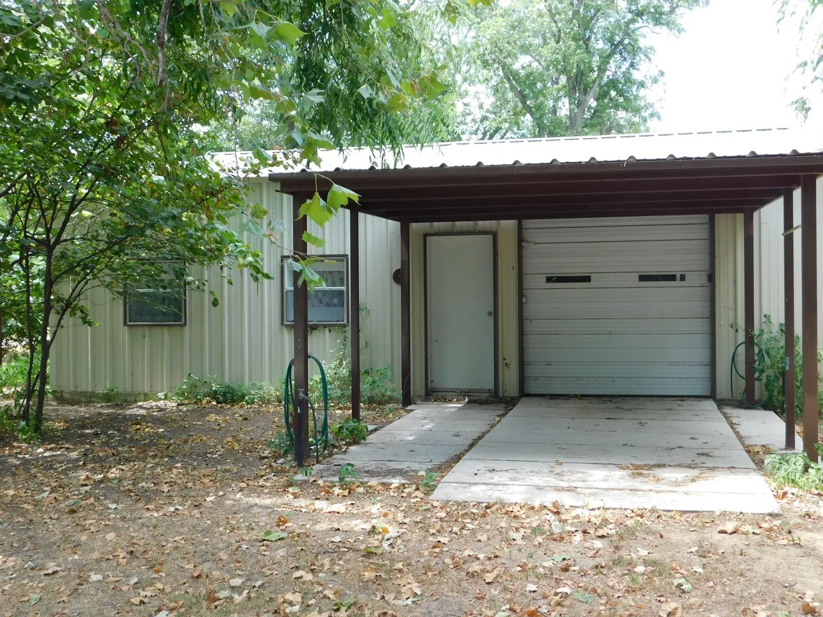 Single Family Residence For Sale in Eastland County , 116 S Brewster Street, Rising Star, Texas 76471, 1 Bedroom, 1 Bathroom, 1 Garage spaces, 396 Sqft, built in 2010, Price $75,000, mls#21257579, Real Estate Agent in Rising Star, Homes For Sale in Eastland county, Homes For Sale in Rising Star, Realtor in Rising Star Texas, Real Estate Brokerage Independent Realty Texas, Luminita Cordes Realtor