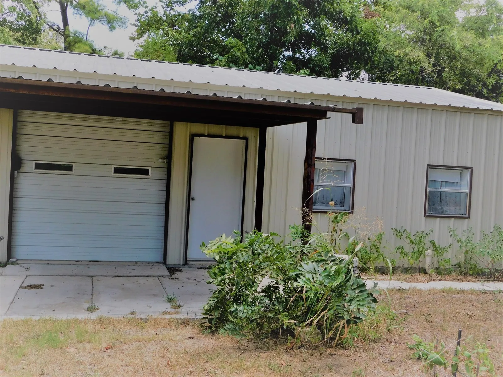Single Family Residence For Sale in Eastland County , 116 S Brewster Street, Rising Star, Texas 76471, 1 Bedroom, 1 Bathroom, 1 Garage spaces, 396 Sqft, built in 2010, Price $75,000, mls#21257579, Real Estate Agent in Rising Star, Homes For Sale in Eastland county, Homes For Sale in Rising Star, Realtor in Rising Star Texas, Real Estate Brokerage Independent Realty Texas, Luminita Cordes Realtor