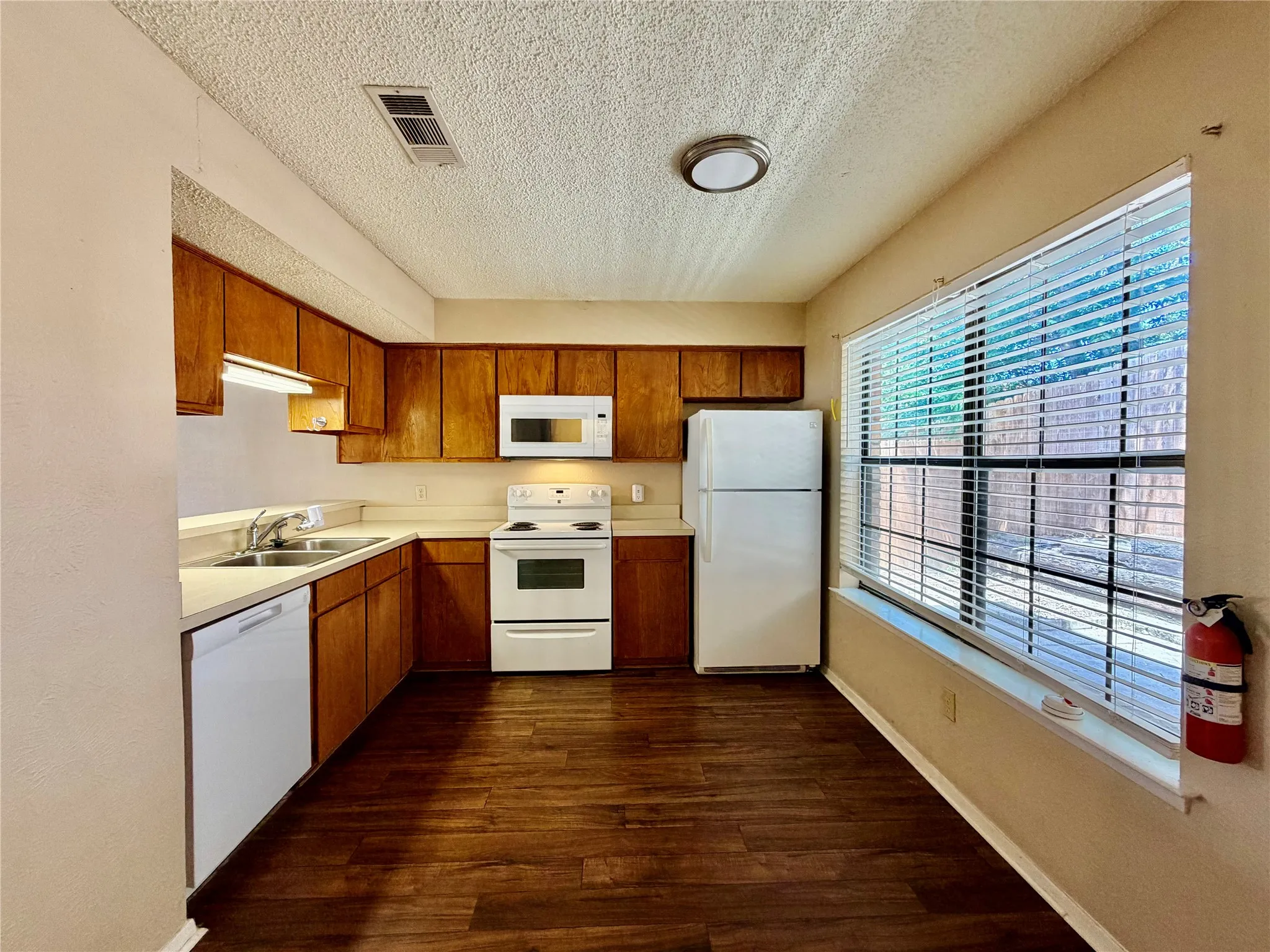 Townhouse For Rent in Denton County , 1251 Dallas Drive, Denton, Texas 76205, 2 Bedroom, 3 Bathroom, Garage spaces, 1,102 Sqft, built in 1983, Preowned, mls#21246037, Real Estate Agent in Denton, Homes For Rent in Denton county, Homes For Rent in Denton, Realtor in Denton Texas, Real Estate Brokerage Independent Realty Texas, Luminita Cordes Realtor