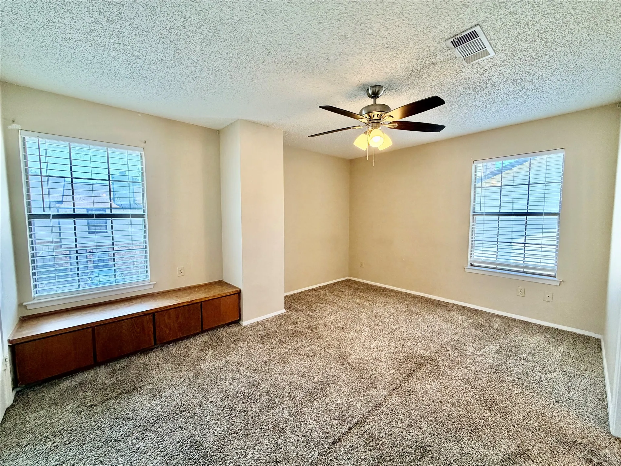 Townhouse For Rent in Denton County , 1251 Dallas Drive, Denton, Texas 76205, 2 Bedroom, 3 Bathroom, Garage spaces, 1,102 Sqft, built in 1983, Preowned, mls#21246037, Real Estate Agent in Denton, Homes For Rent in Denton county, Homes For Rent in Denton, Realtor in Denton Texas, Real Estate Brokerage Independent Realty Texas, Luminita Cordes Realtor