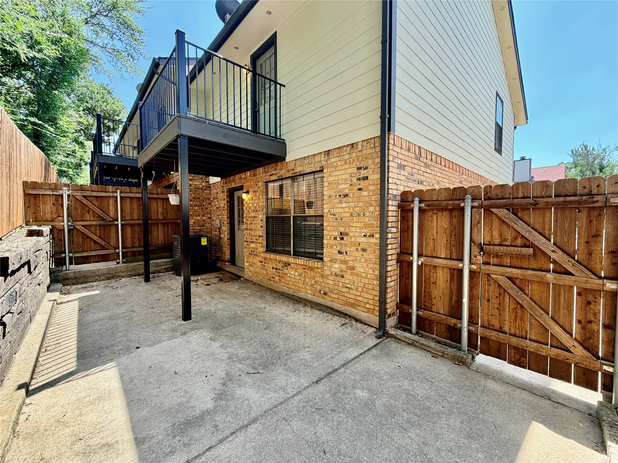Townhouse For Rent in Denton County , 1251 Dallas Drive, Denton, Texas 76205, 2 Bedroom, 3 Bathroom, Garage spaces, 1,102 Sqft, built in 1983, Preowned, mls#21246037, Real Estate Agent in Denton, Homes For Rent in Denton county, Homes For Rent in Denton, Realtor in Denton Texas, Real Estate Brokerage Independent Realty Texas, Luminita Cordes Realtor