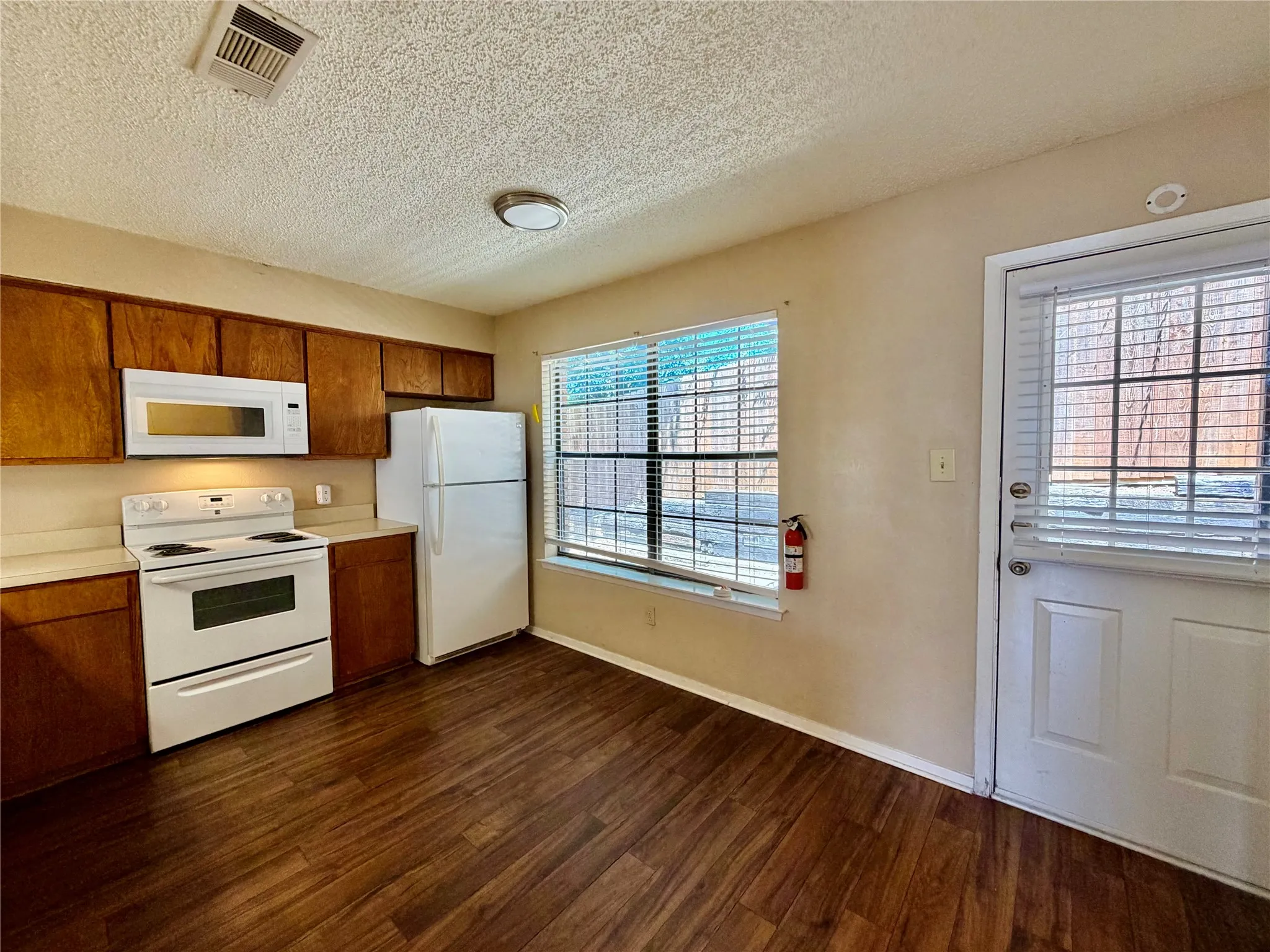 Townhouse For Rent in Denton County , 1251 Dallas Drive, Denton, Texas 76205, 2 Bedroom, 3 Bathroom, Garage spaces, 1,102 Sqft, built in 1983, Preowned, mls#21246037, Real Estate Agent in Denton, Homes For Rent in Denton county, Homes For Rent in Denton, Realtor in Denton Texas, Real Estate Brokerage Independent Realty Texas, Luminita Cordes Realtor