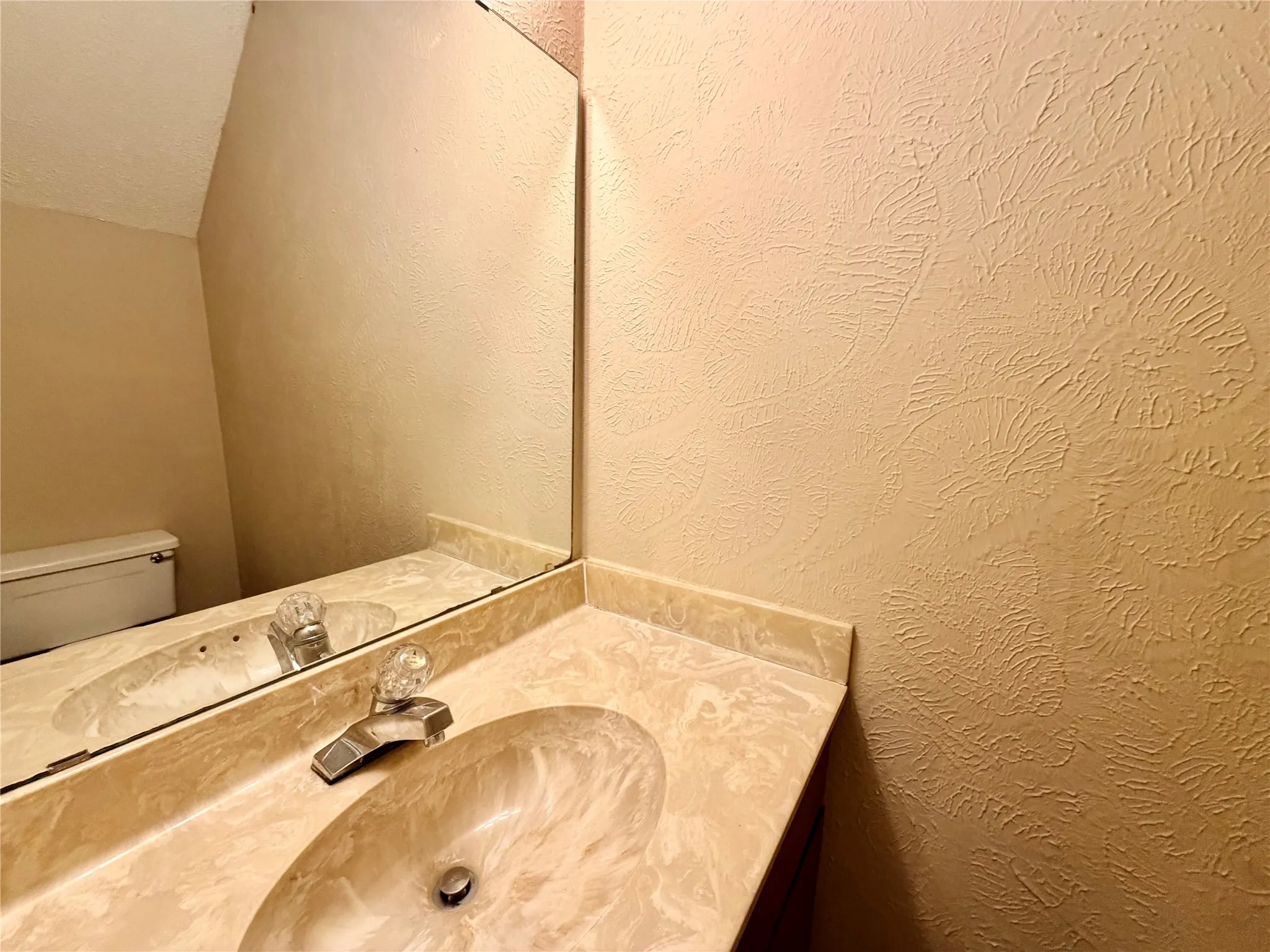 Townhouse For Rent in Denton County , 1251 Dallas Drive, Denton, Texas 76205, 2 Bedroom, 3 Bathroom, Garage spaces, 1,102 Sqft, built in 1983, Preowned, mls#21246037, Real Estate Agent in Denton, Homes For Rent in Denton county, Homes For Rent in Denton, Realtor in Denton Texas, Real Estate Brokerage Independent Realty Texas, Luminita Cordes Realtor