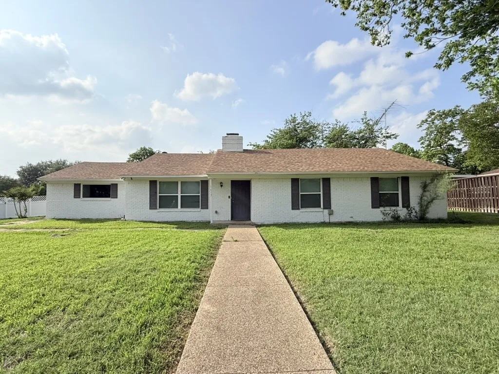 Single Family Residence For Rent in Dallas County , 1617 Dakota Drive, Garland, Texas 75043, 3 Bedrooms, 2 Bathrooms, 2 Garage spaces, 1,840 Sqft, built in 1959, Preowned, Price $2,250, mls#21258602, Real Estate Agent in Garland, Homes For Rent in Dallas county, Homes For Rent in Garland, Realtor in Garland Texas, Real Estate Brokerage Independent Realty Texas, Luminita Cordes Realtor