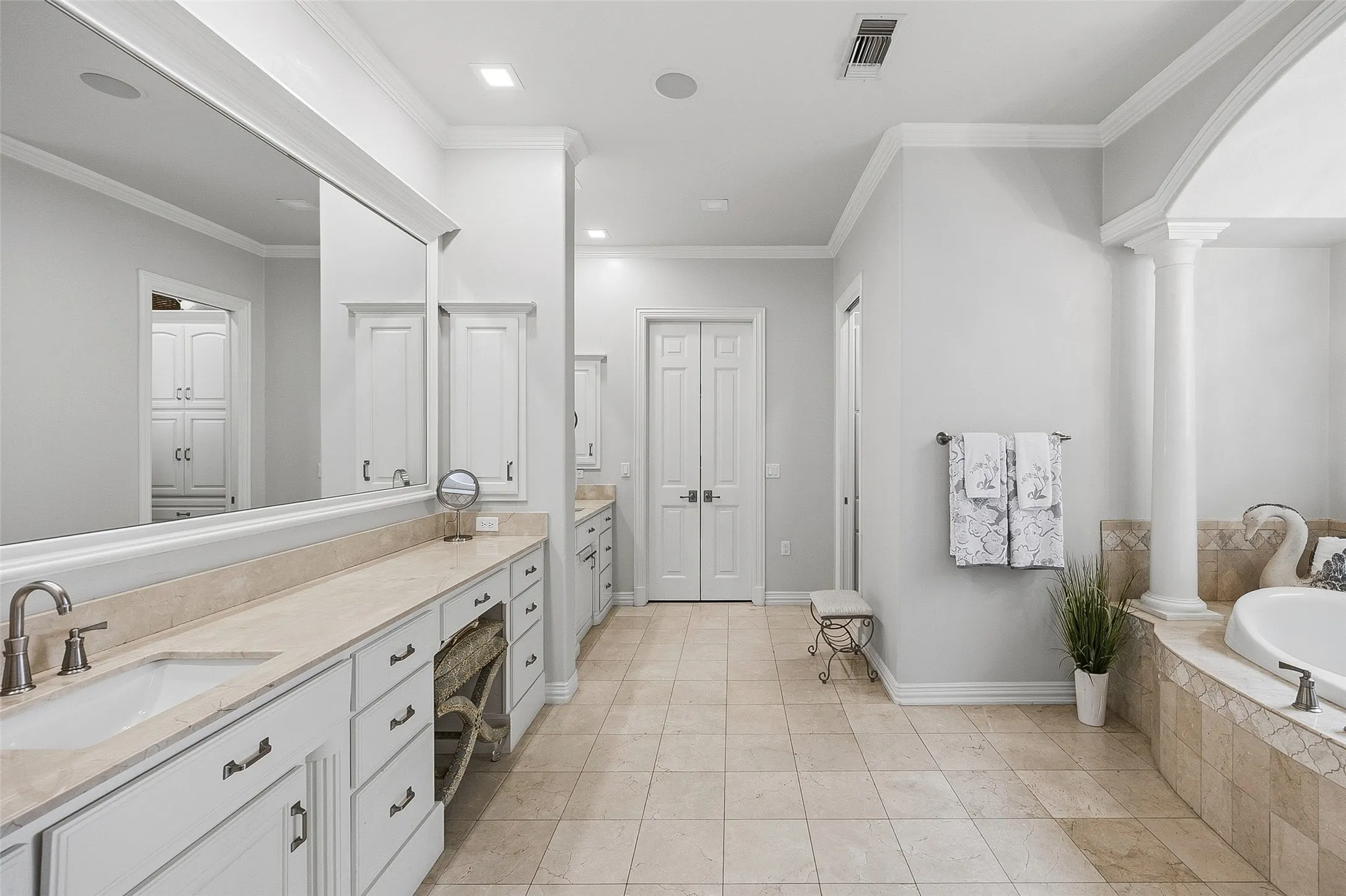 Single Family Residence For Sale in Tarrant County , 6609 Sahalee Drive, Fort Worth, Texas 76132, 5 Bedroom, 5 Bathroom, 3 Garage spaces, 6,428 Sqft, built in 1998, Preowned, mls#21259075, Real Estate Agent in Fort Worth, Homes For Sale in Tarrant county, Homes For Sale in Fort Worth, Realtor in Fort Worth Texas, Real Estate Brokerage Independent Realty Texas, Luminita Cordes Realtor