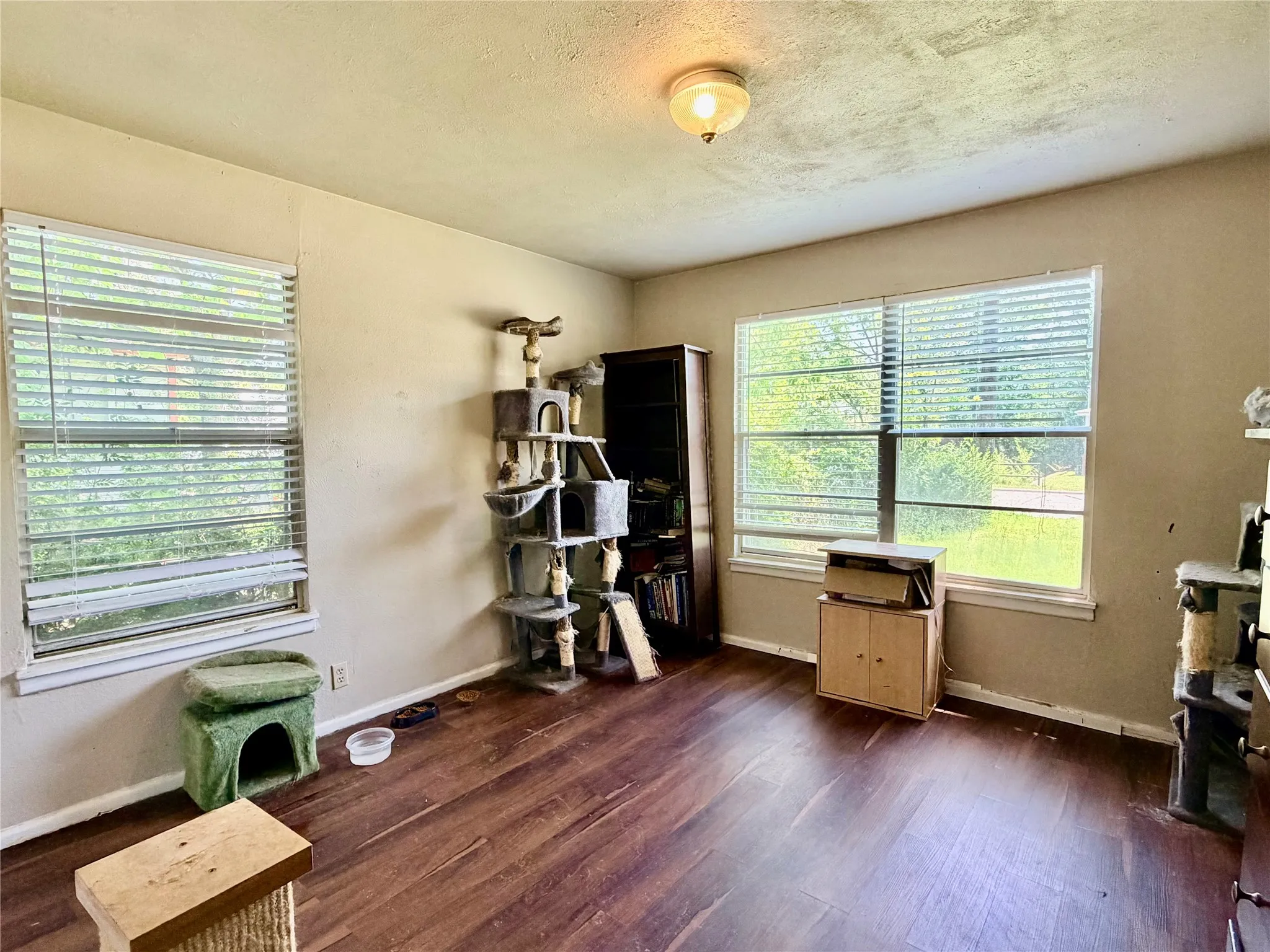 Single Family Residence For Rent in Denton County , 1412 Oakwood Drive, Denton, Texas 76205, 2 Bedroom, 1 Bathroom, Garage spaces, 864 Sqft, built in 1945, mls#21245884, Real Estate Agent in Denton, Homes For Rent in Denton county, Homes For Rent in Denton, Realtor in Denton Texas, Real Estate Brokerage Independent Realty Texas, Luminita Cordes Realtor