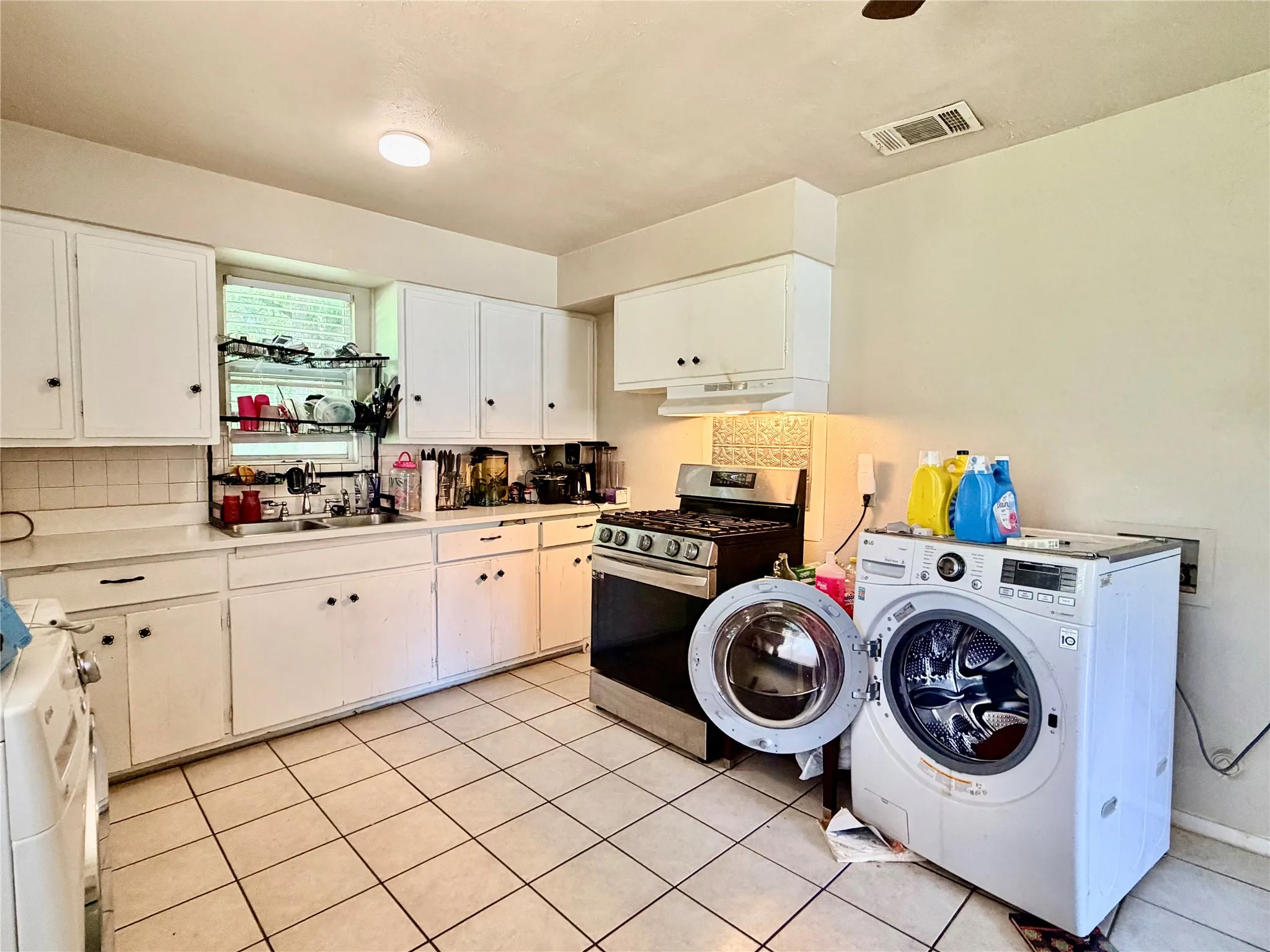 Single Family Residence For Rent in Denton County , 1412 Oakwood Drive, Denton, Texas 76205, 2 Bedroom, 1 Bathroom, Garage spaces, 864 Sqft, built in 1945, mls#21245884, Real Estate Agent in Denton, Homes For Rent in Denton county, Homes For Rent in Denton, Realtor in Denton Texas, Real Estate Brokerage Independent Realty Texas, Luminita Cordes Realtor