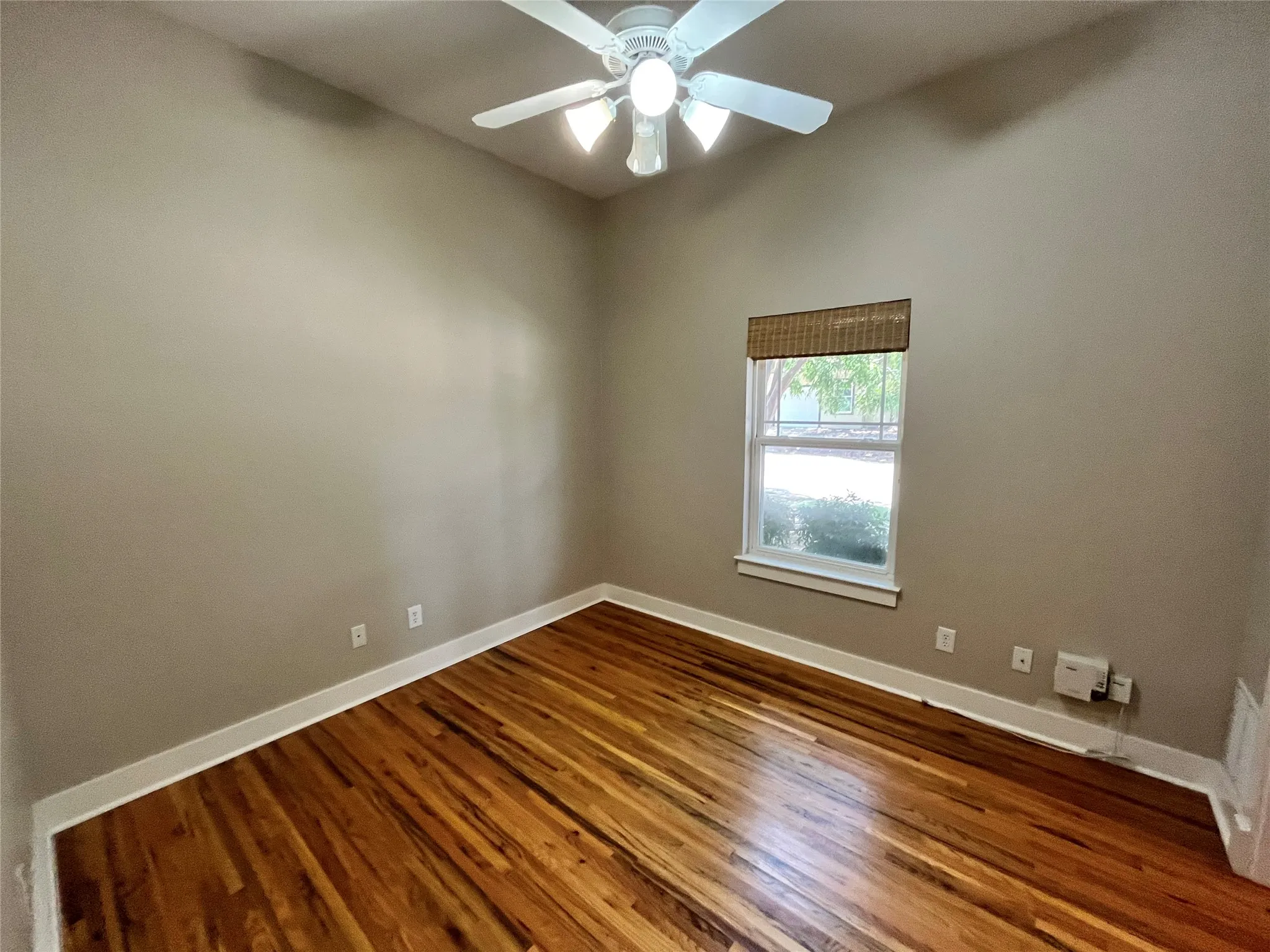 Another comfortable bedroom, ideal for guests or a home office.