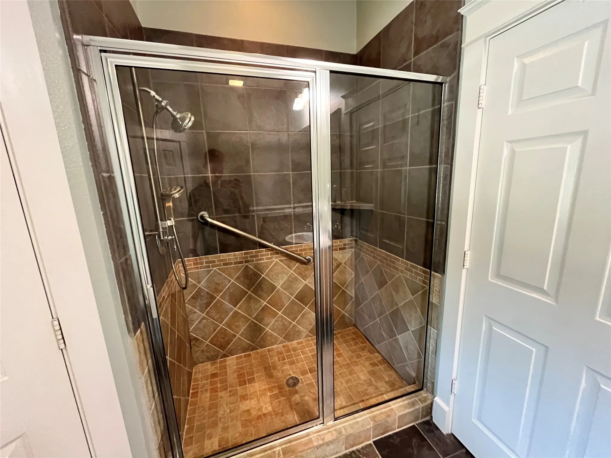 Spacious shower with tiled walls