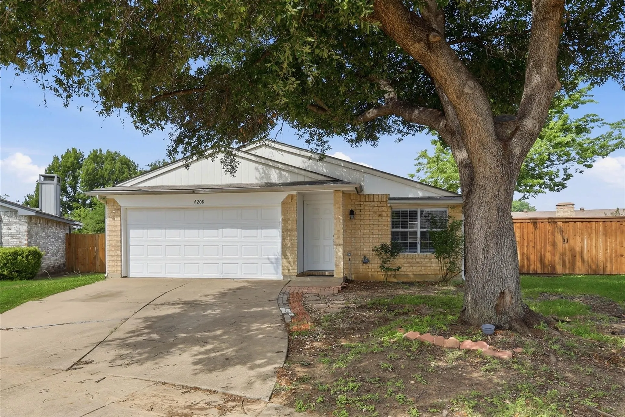 Single Family Residence For Sale in Tarrant County , 4208 Ocho Rios Drive, Fort Worth, Texas 76137, 3 Bedroom, 2 Bathroom, 2 Garage spaces, 1,080 Sqft, built in 1998, Preowned, mls#21257026, Real Estate Agent in Fort Worth, Homes For Sale in Tarrant county, Homes For Sale in Fort Worth, Realtor in Fort Worth Texas, Real Estate Brokerage Independent Realty Texas, Luminita Cordes Realtor
