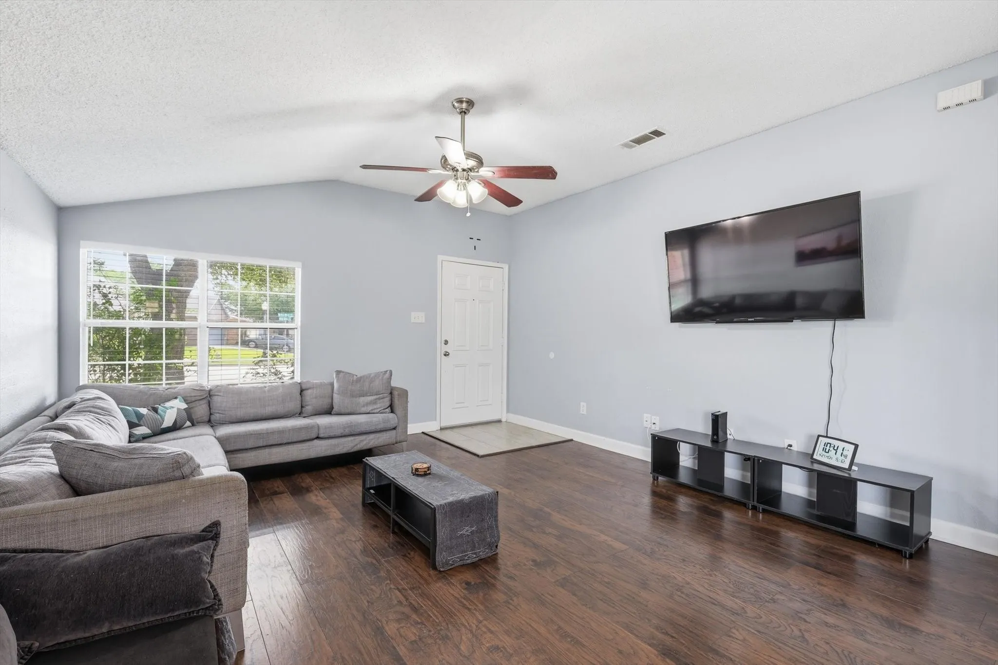 Single Family Residence For Sale in Tarrant County , 4208 Ocho Rios Drive, Fort Worth, Texas 76137, 3 Bedroom, 2 Bathroom, 2 Garage spaces, 1,080 Sqft, built in 1998, Preowned, mls#21257026, Real Estate Agent in Fort Worth, Homes For Sale in Tarrant county, Homes For Sale in Fort Worth, Realtor in Fort Worth Texas, Real Estate Brokerage Independent Realty Texas, Luminita Cordes Realtor