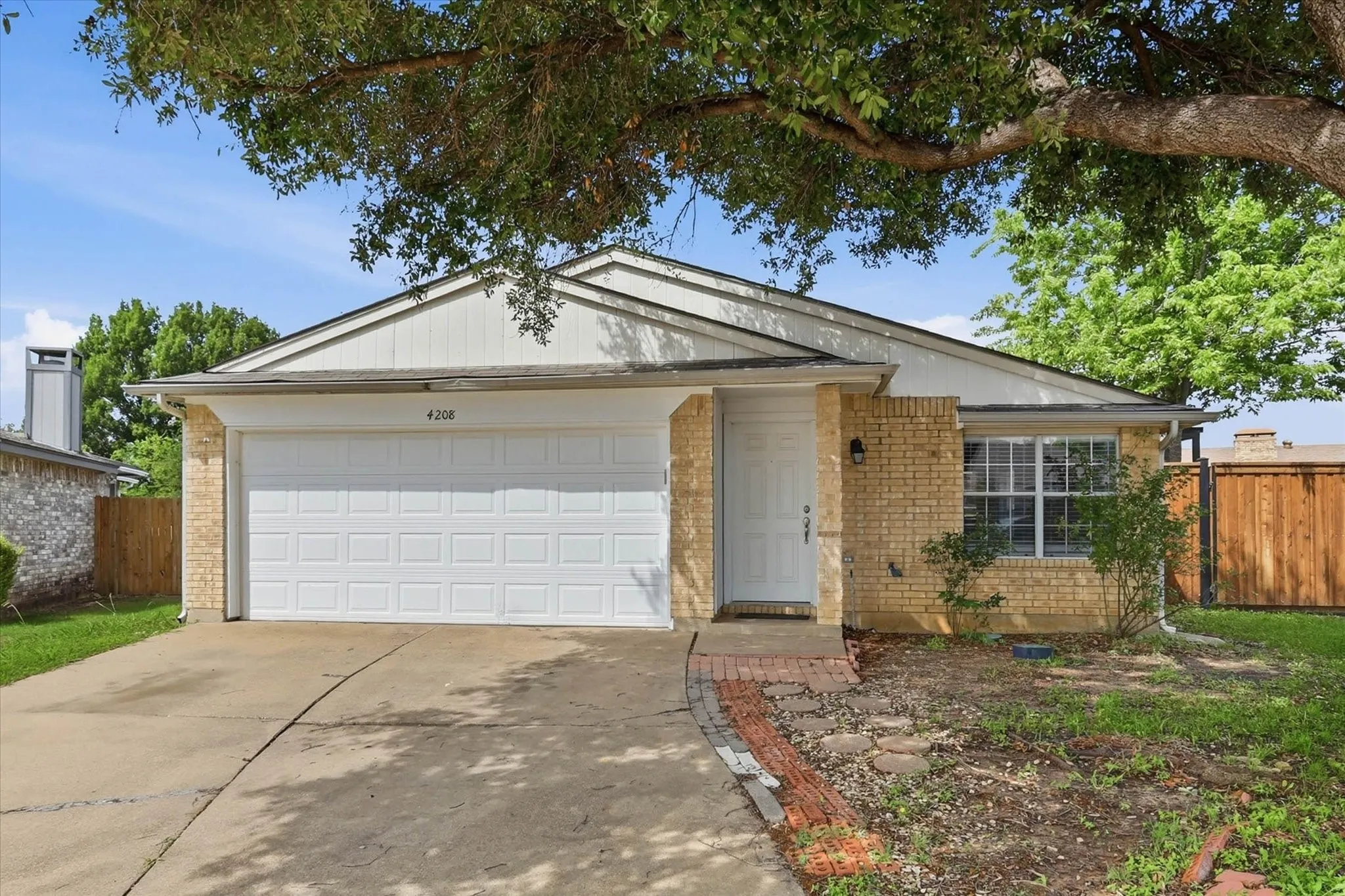 Single Family Residence For Sale in Tarrant County , 4208 Ocho Rios Drive, Fort Worth, Texas 76137, 3 Bedroom, 2 Bathroom, 2 Garage spaces, 1,080 Sqft, built in 1998, Preowned, mls#21257026, Real Estate Agent in Fort Worth, Homes For Sale in Tarrant county, Homes For Sale in Fort Worth, Realtor in Fort Worth Texas, Real Estate Brokerage Independent Realty Texas, Luminita Cordes Realtor