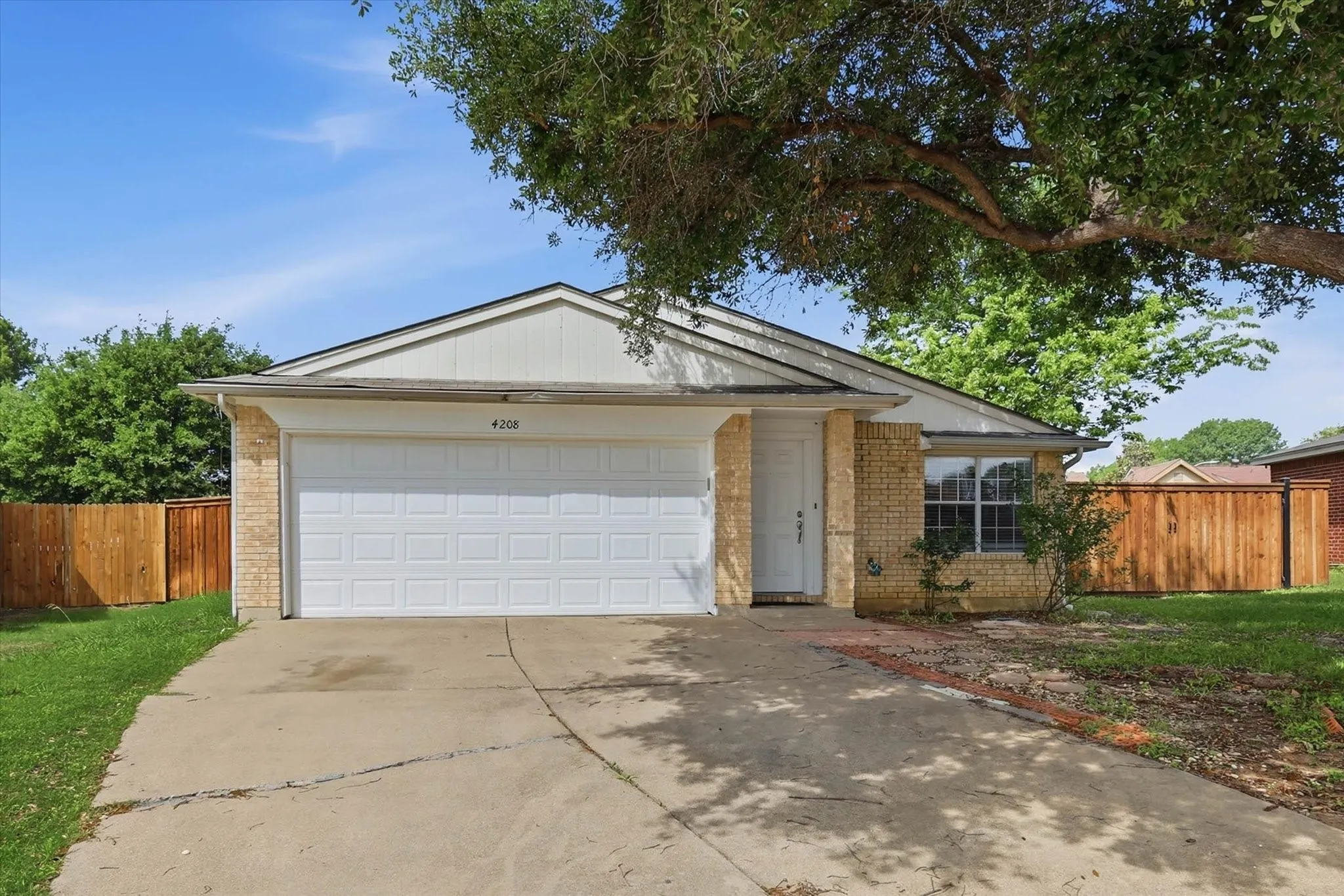 Single Family Residence For Sale in Tarrant County , 4208 Ocho Rios Drive, Fort Worth, Texas 76137, 3 Bedroom, 2 Bathroom, 2 Garage spaces, 1,080 Sqft, built in 1998, Preowned, mls#21257026, Real Estate Agent in Fort Worth, Homes For Sale in Tarrant county, Homes For Sale in Fort Worth, Realtor in Fort Worth Texas, Real Estate Brokerage Independent Realty Texas, Luminita Cordes Realtor