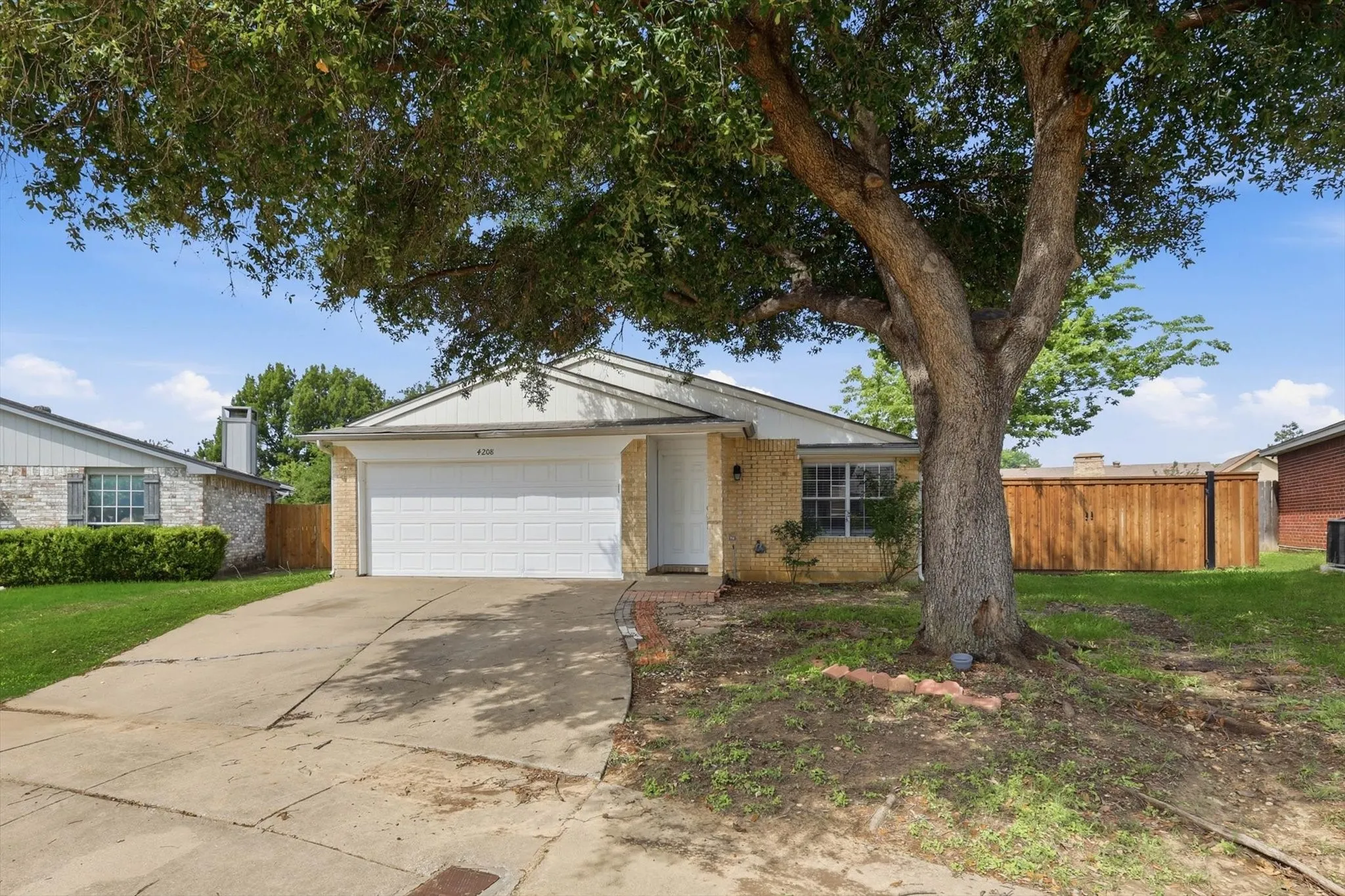 Single Family Residence For Sale in Tarrant County , 4208 Ocho Rios Drive, Fort Worth, Texas 76137, 3 Bedroom, 2 Bathroom, 2 Garage spaces, 1,080 Sqft, built in 1998, Preowned, mls#21257026, Real Estate Agent in Fort Worth, Homes For Sale in Tarrant county, Homes For Sale in Fort Worth, Realtor in Fort Worth Texas, Real Estate Brokerage Independent Realty Texas, Luminita Cordes Realtor