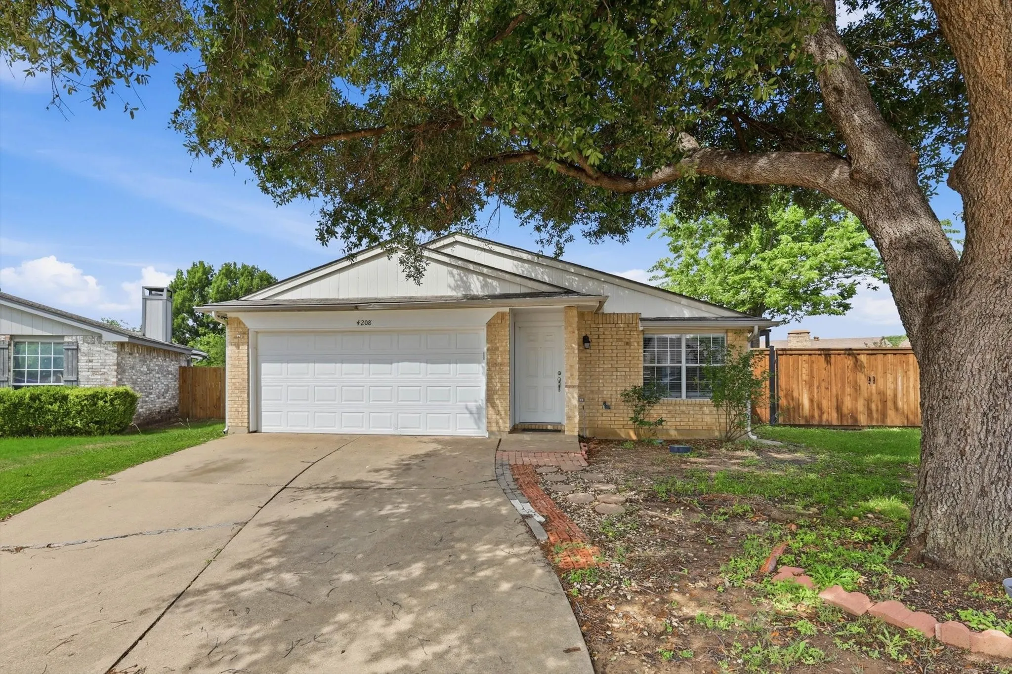 Single Family Residence For Sale in Tarrant County , 4208 Ocho Rios Drive, Fort Worth, Texas 76137, 3 Bedroom, 2 Bathroom, 2 Garage spaces, 1,080 Sqft, built in 1998, Preowned, mls#21257026, Real Estate Agent in Fort Worth, Homes For Sale in Tarrant county, Homes For Sale in Fort Worth, Realtor in Fort Worth Texas, Real Estate Brokerage Independent Realty Texas, Luminita Cordes Realtor