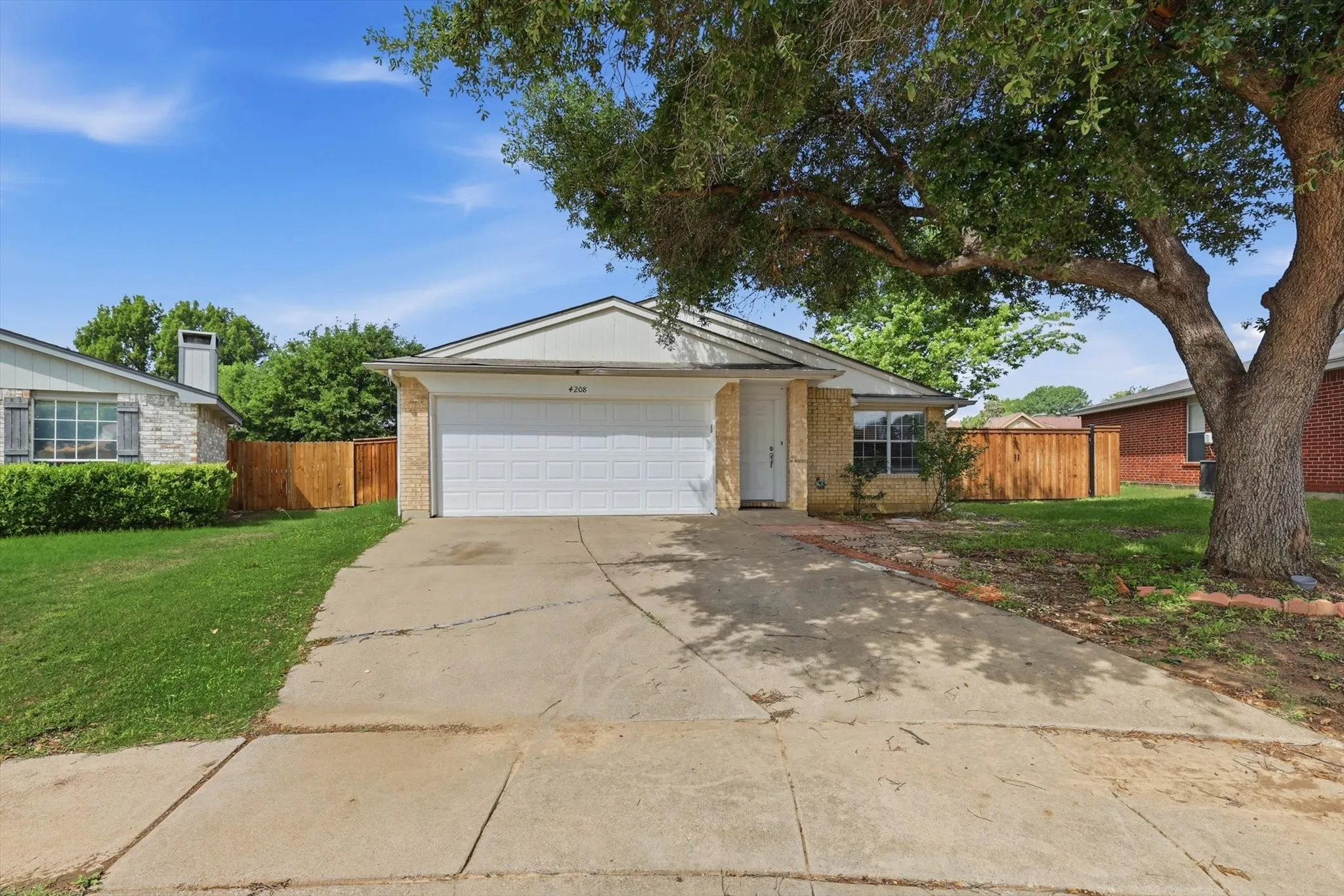 Single Family Residence For Sale in Tarrant County , 4208 Ocho Rios Drive, Fort Worth, Texas 76137, 3 Bedroom, 2 Bathroom, 2 Garage spaces, 1,080 Sqft, built in 1998, Preowned, mls#21257026, Real Estate Agent in Fort Worth, Homes For Sale in Tarrant county, Homes For Sale in Fort Worth, Realtor in Fort Worth Texas, Real Estate Brokerage Independent Realty Texas, Luminita Cordes Realtor
