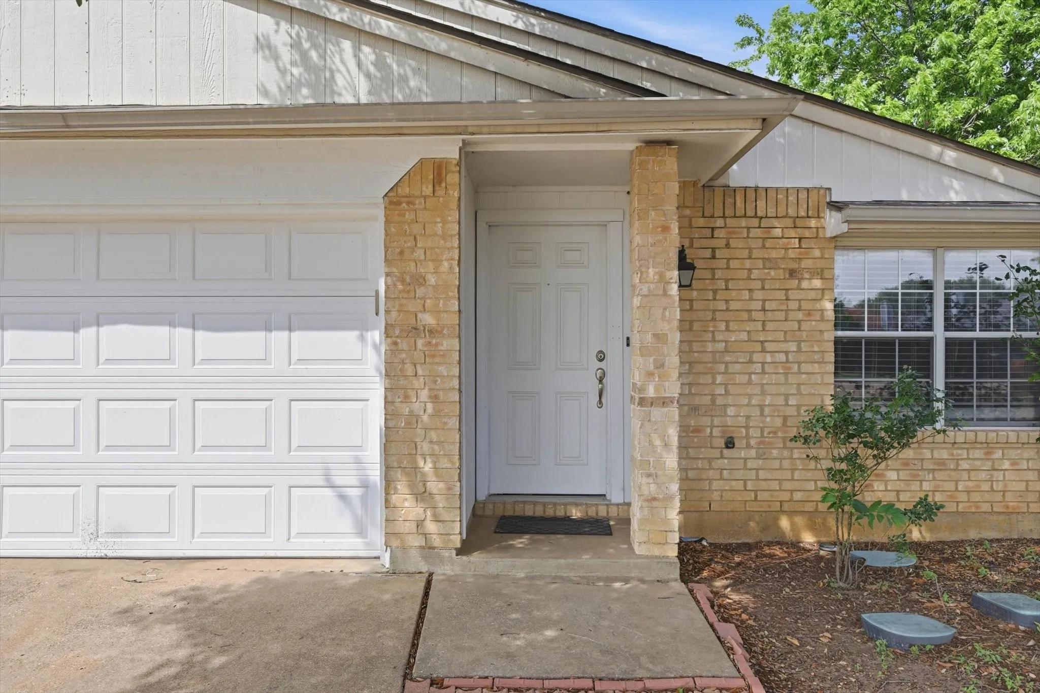 Single Family Residence For Sale in Tarrant County , 4208 Ocho Rios Drive, Fort Worth, Texas 76137, 3 Bedroom, 2 Bathroom, 2 Garage spaces, 1,080 Sqft, built in 1998, Preowned, mls#21257026, Real Estate Agent in Fort Worth, Homes For Sale in Tarrant county, Homes For Sale in Fort Worth, Realtor in Fort Worth Texas, Real Estate Brokerage Independent Realty Texas, Luminita Cordes Realtor