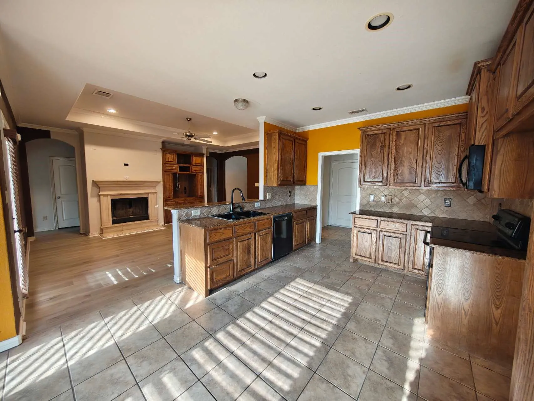 Single Family Residence For Rent in Tarrant County , 10625 Braewood Drive, Fort Worth, Texas 76131, 3 Bedroom, 2 Bathroom, 2 Garage spaces, 1,519 Sqft, built in 2005, Preowned, mls#21256889, Real Estate Agent in Fort Worth, Homes For Rent in Tarrant county, Homes For Rent in Fort Worth, Realtor in Fort Worth Texas, Real Estate Brokerage Independent Realty Texas, Luminita Cordes Realtor