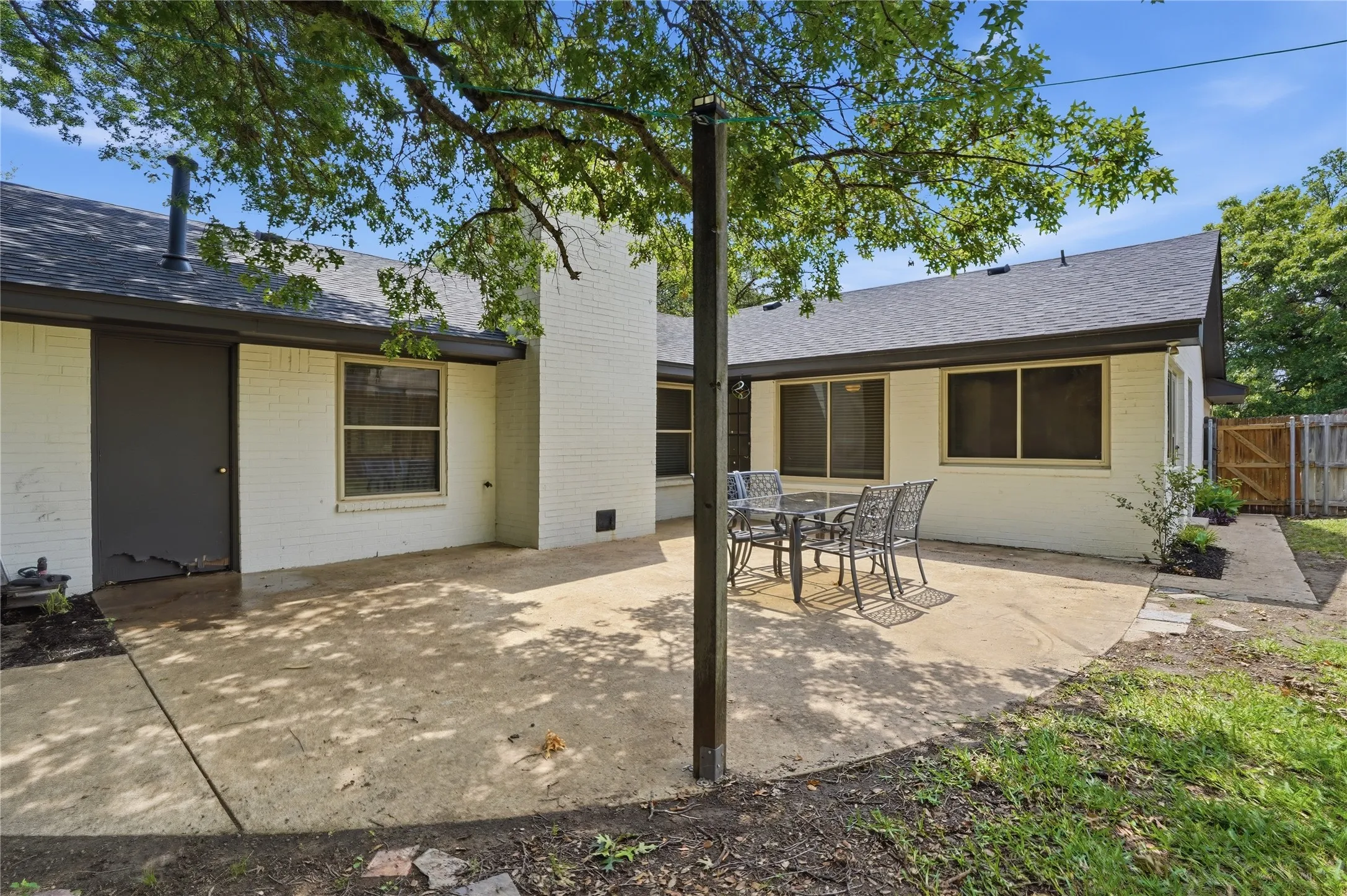 Single Family Residence For Sale in Tarrant County , 7508 Timber Ridge Court, Fort Worth, Texas 76179, 3 Bedroom, 2 Bathroom, 2 Garage spaces, 2,388 Sqft, built in 1974, mls#21259586, Real Estate Agent in Fort Worth, Homes For Sale in Tarrant county, Homes For Sale in Fort Worth, Realtor in Fort Worth Texas, Real Estate Brokerage Independent Realty Texas, Luminita Cordes Realtor